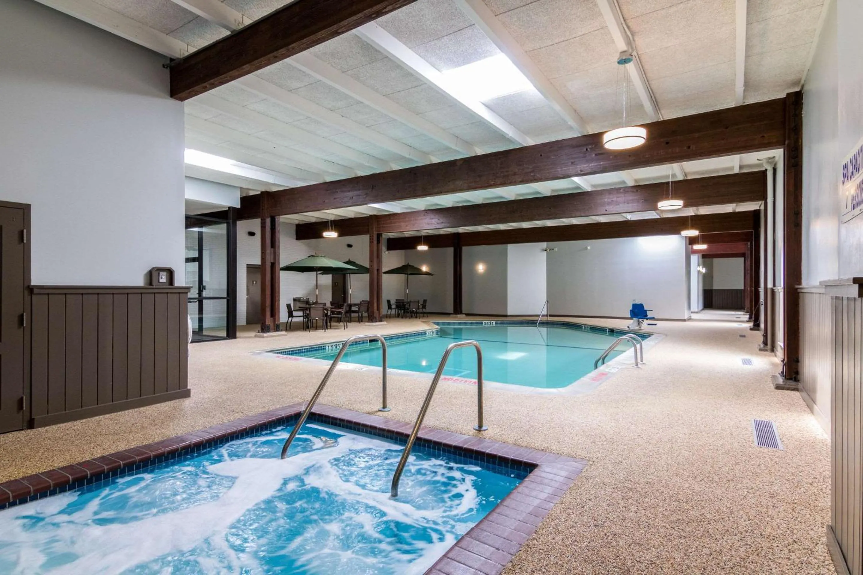 Swimming pool in Comfort Inn Plymouth-Minneapolis