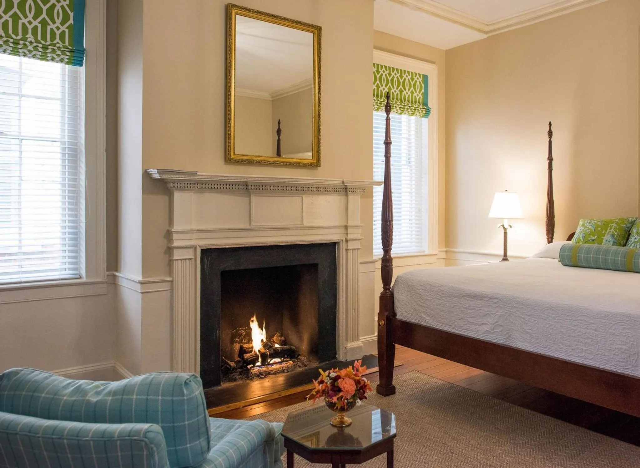 Photo of the whole room, Bed in Kings Courtyard Inn