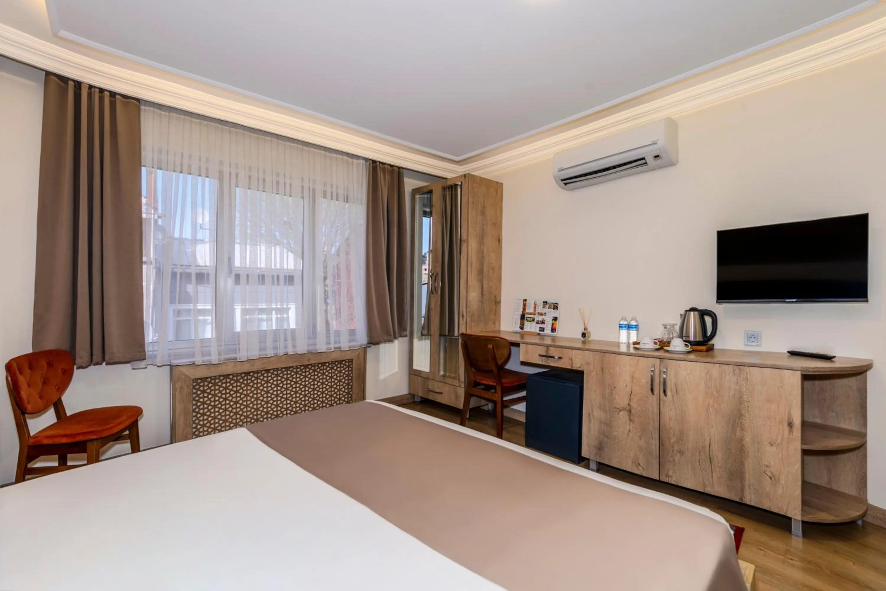 Photo of the whole room, Bed in Istanbul Old City Topkapi Porta Romanos Hotel Ottoman Heritage