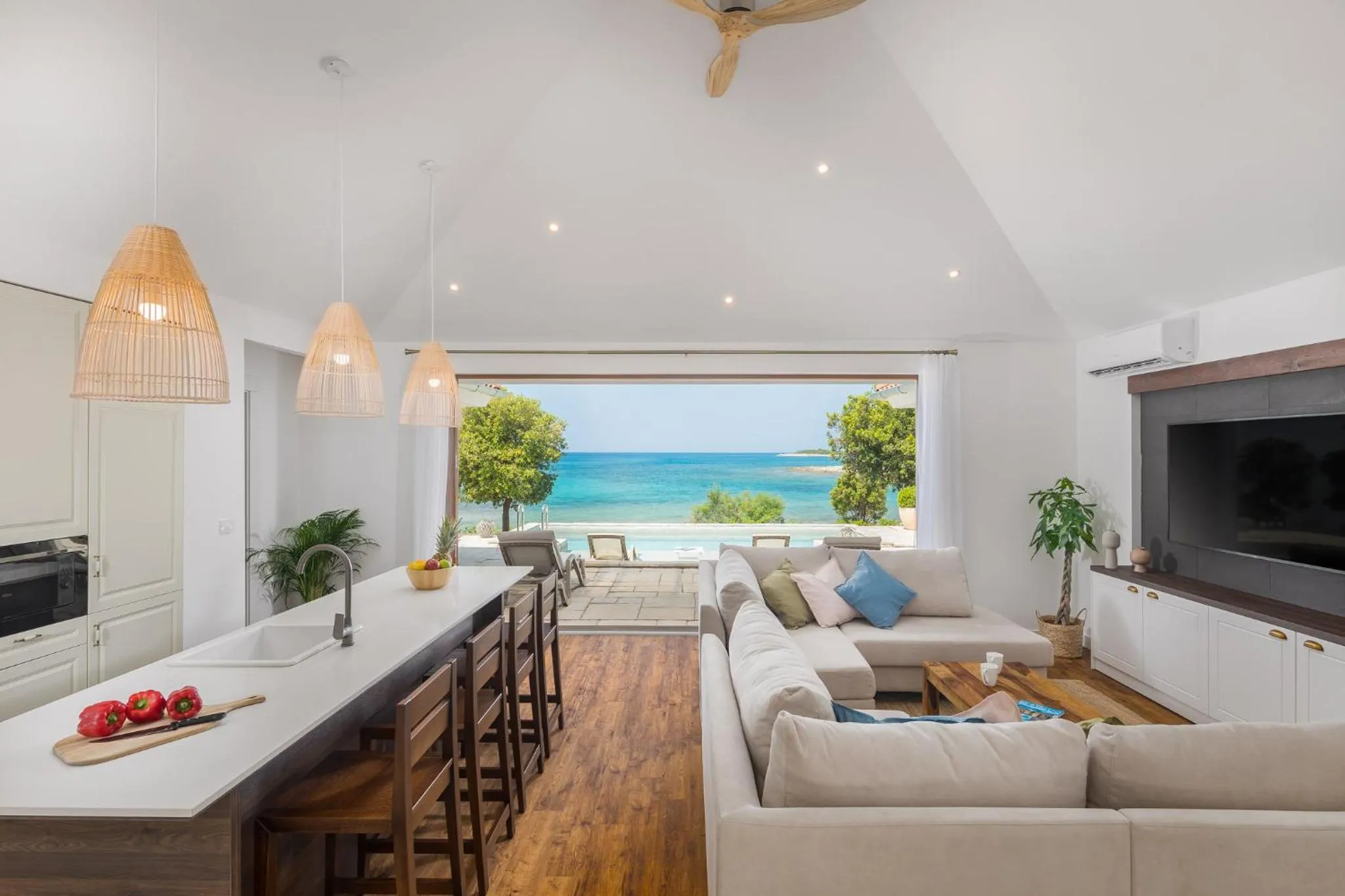 TV and multimedia in Luxury Glamping Beach Villas Porto Bus