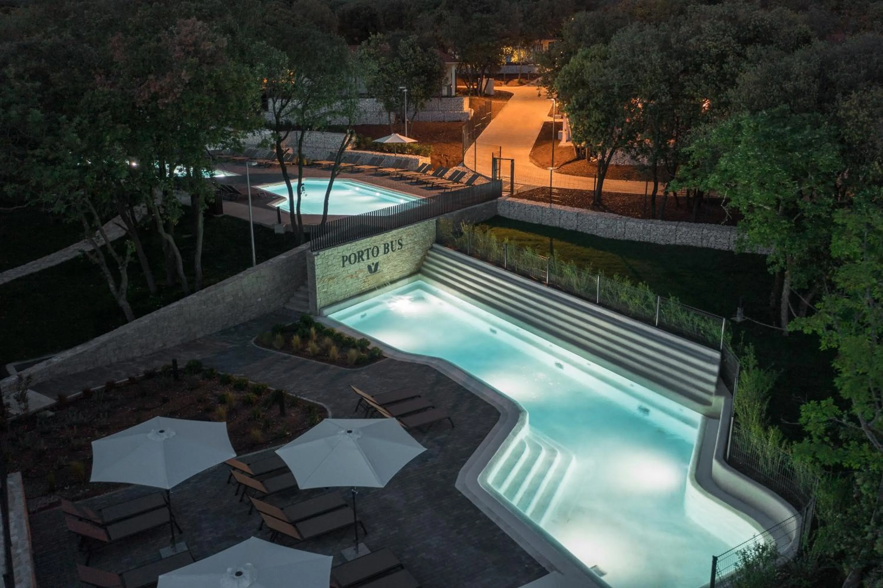 Night in Luxury Glamping Beach Villas Porto Bus