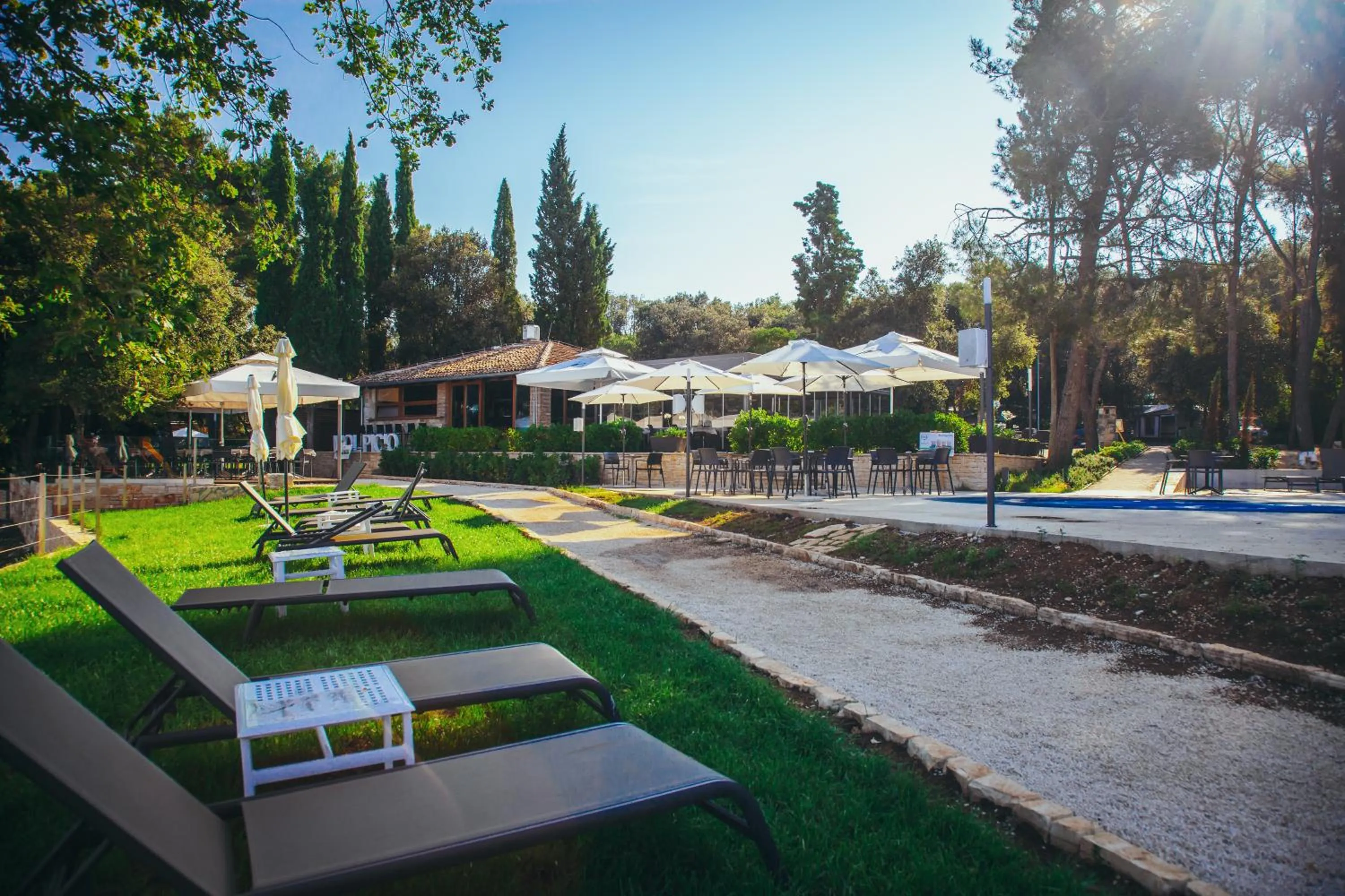 Restaurant/places to eat in Luxury Glamping Beach Villas Porto Bus