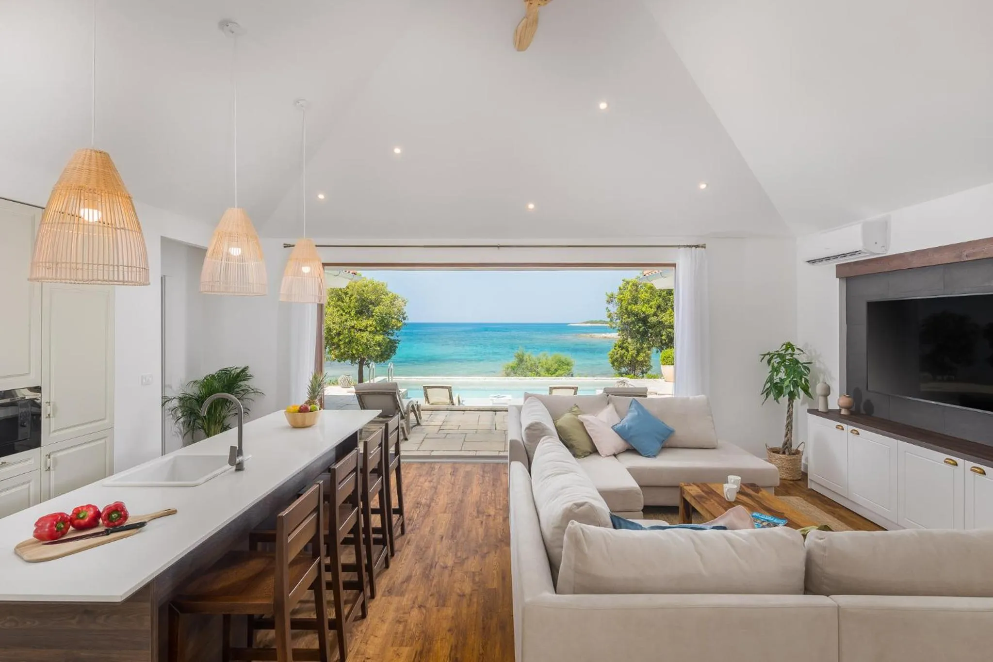 TV and multimedia in Luxury Glamping Beach Villas Porto Bus