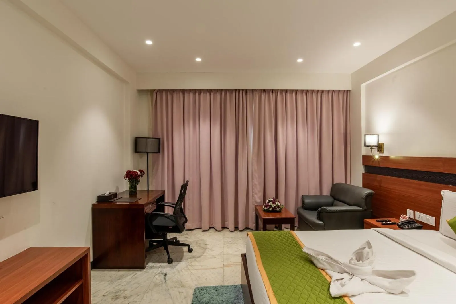 Photo of the whole room, Bed in Royal Regency