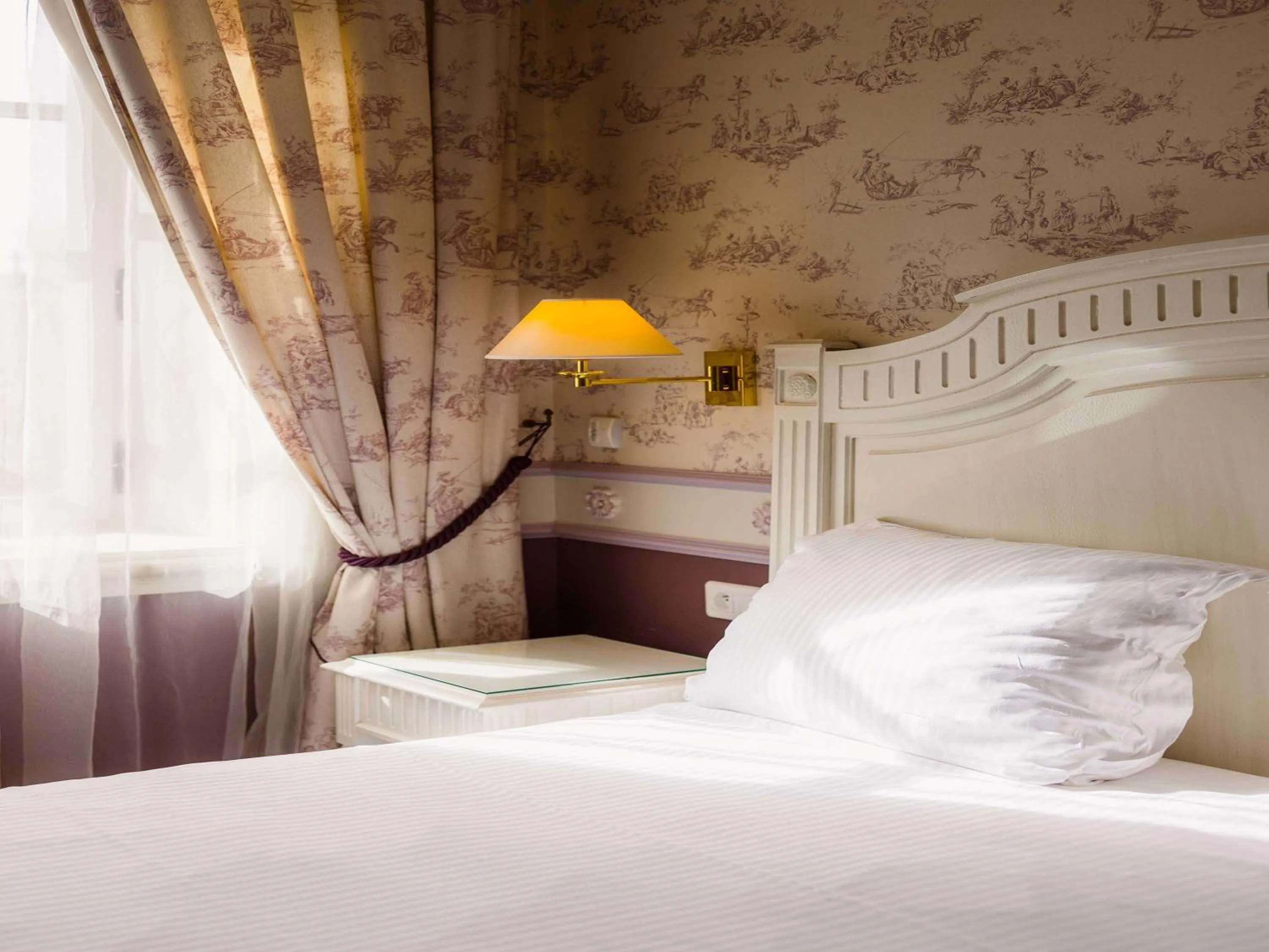 Photo of the whole room, Bed in Mercure Moulins Centre Hôtel de Paris