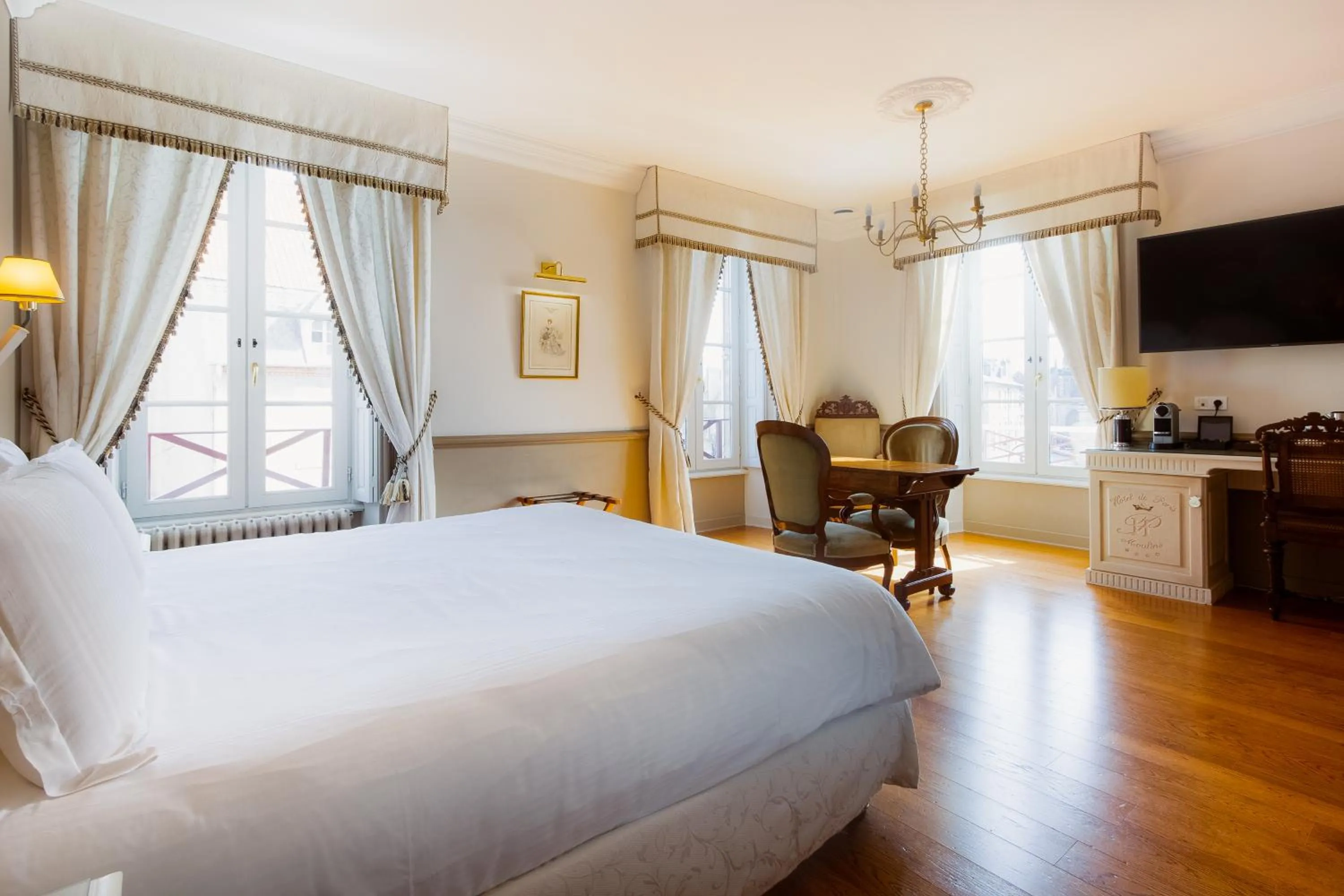 Photo of the whole room, Bed in Mercure Moulins Centre Hôtel de Paris