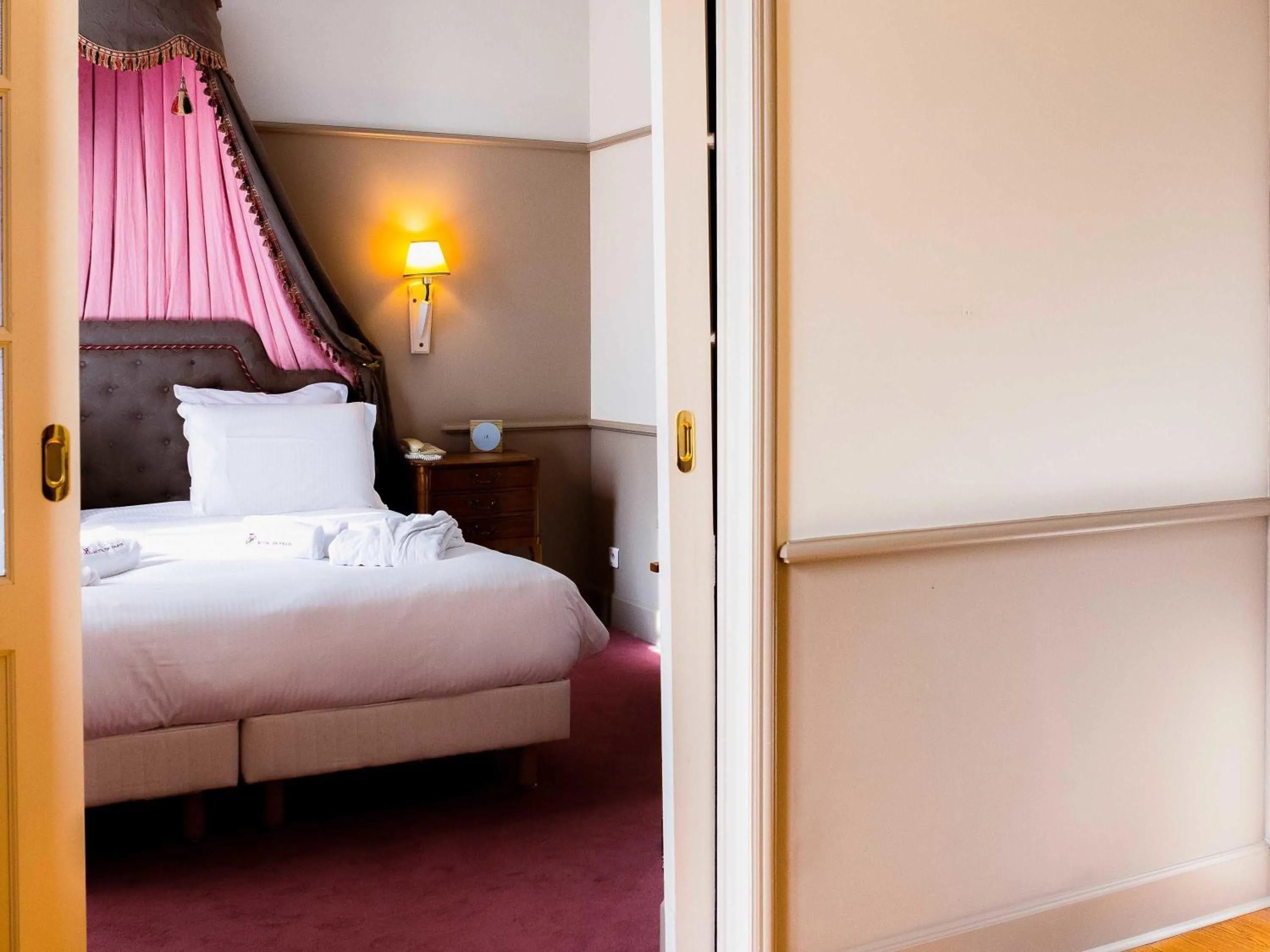 Bedroom, Bed in Mercure Moulins Centre Hôtel de Paris