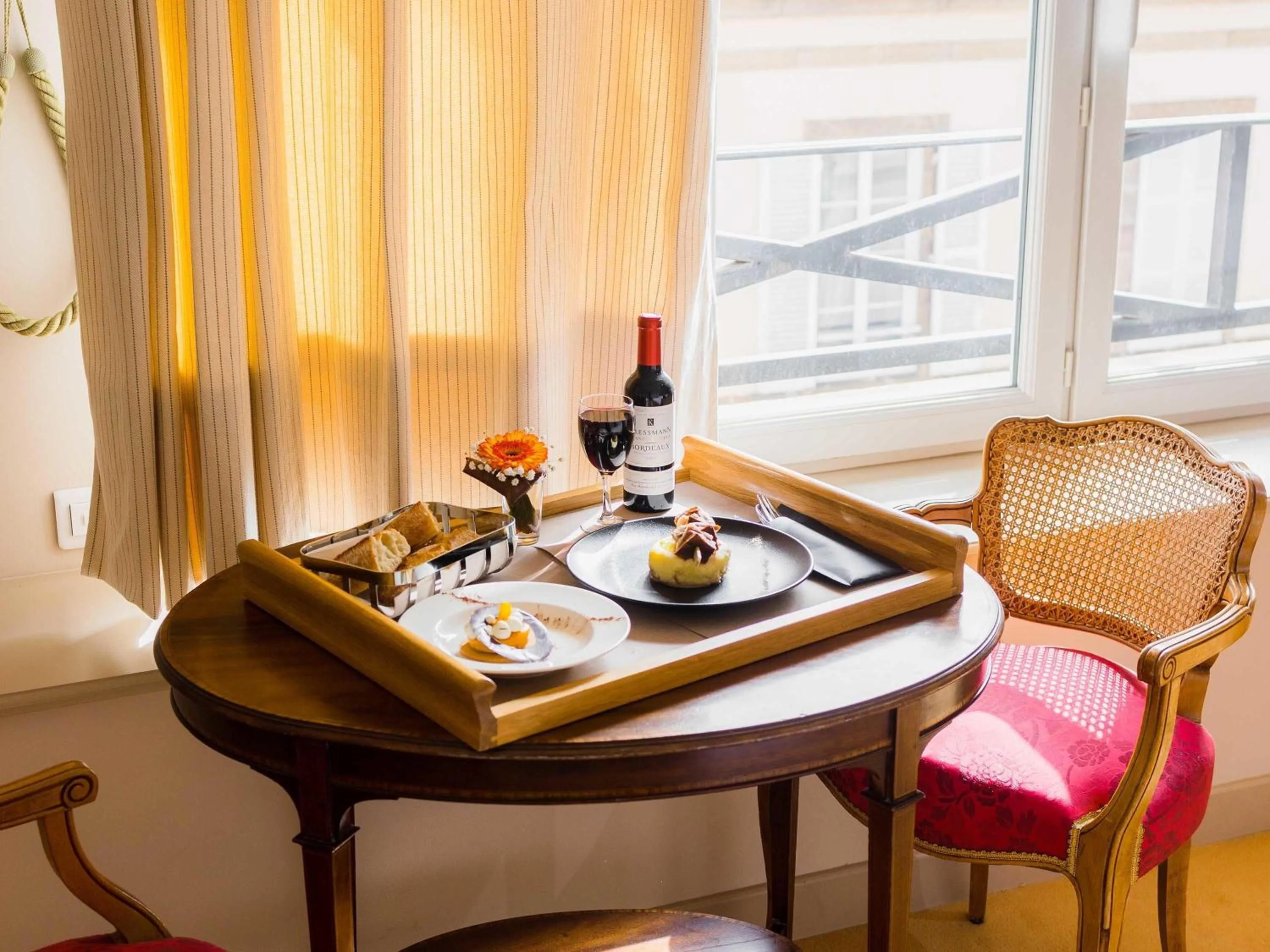 Bedroom in Mercure Moulins Centre Hôtel de Paris