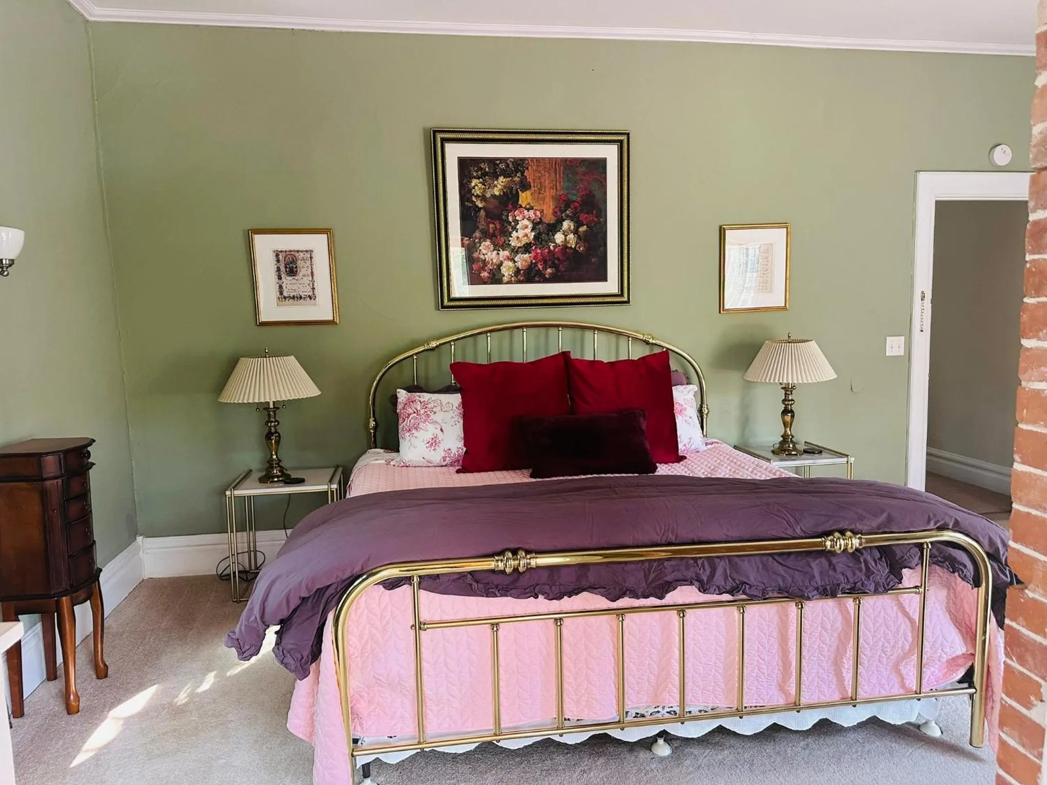 Bed in Franklin Manor Bed and Breakfast