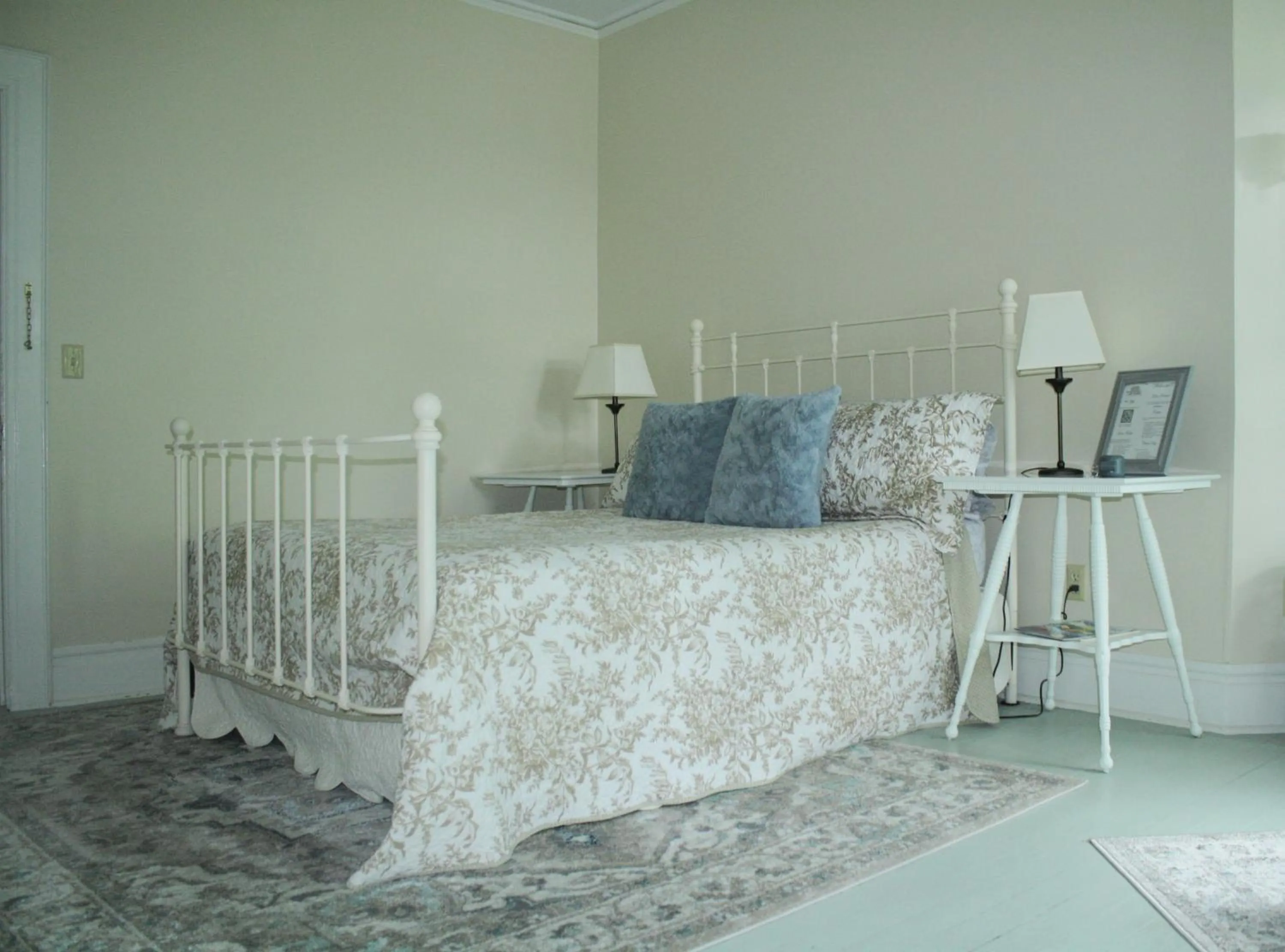 Deluxe Queen Room in Franklin Manor Bed and Breakfast