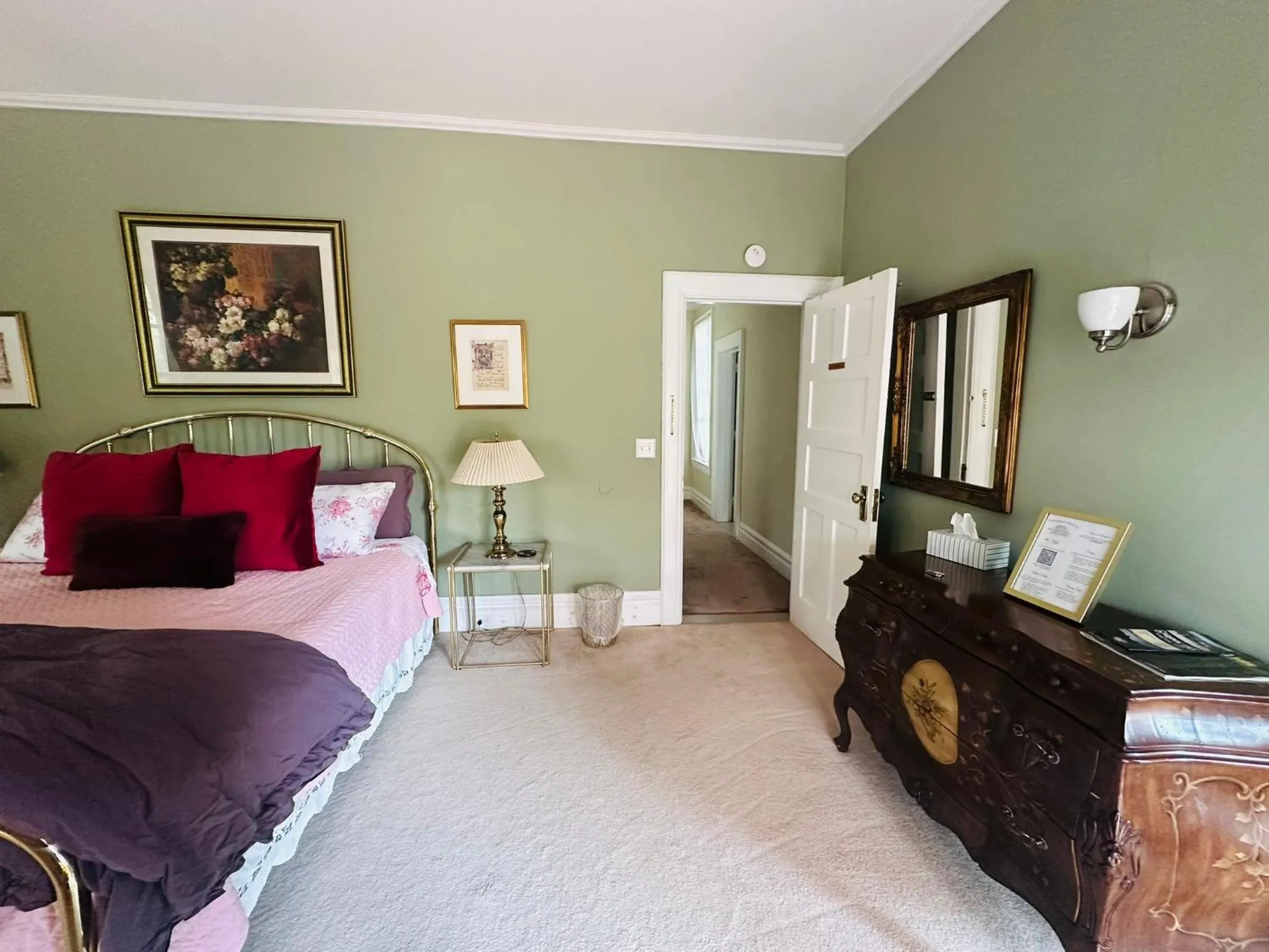 Bed in Franklin Manor Bed and Breakfast