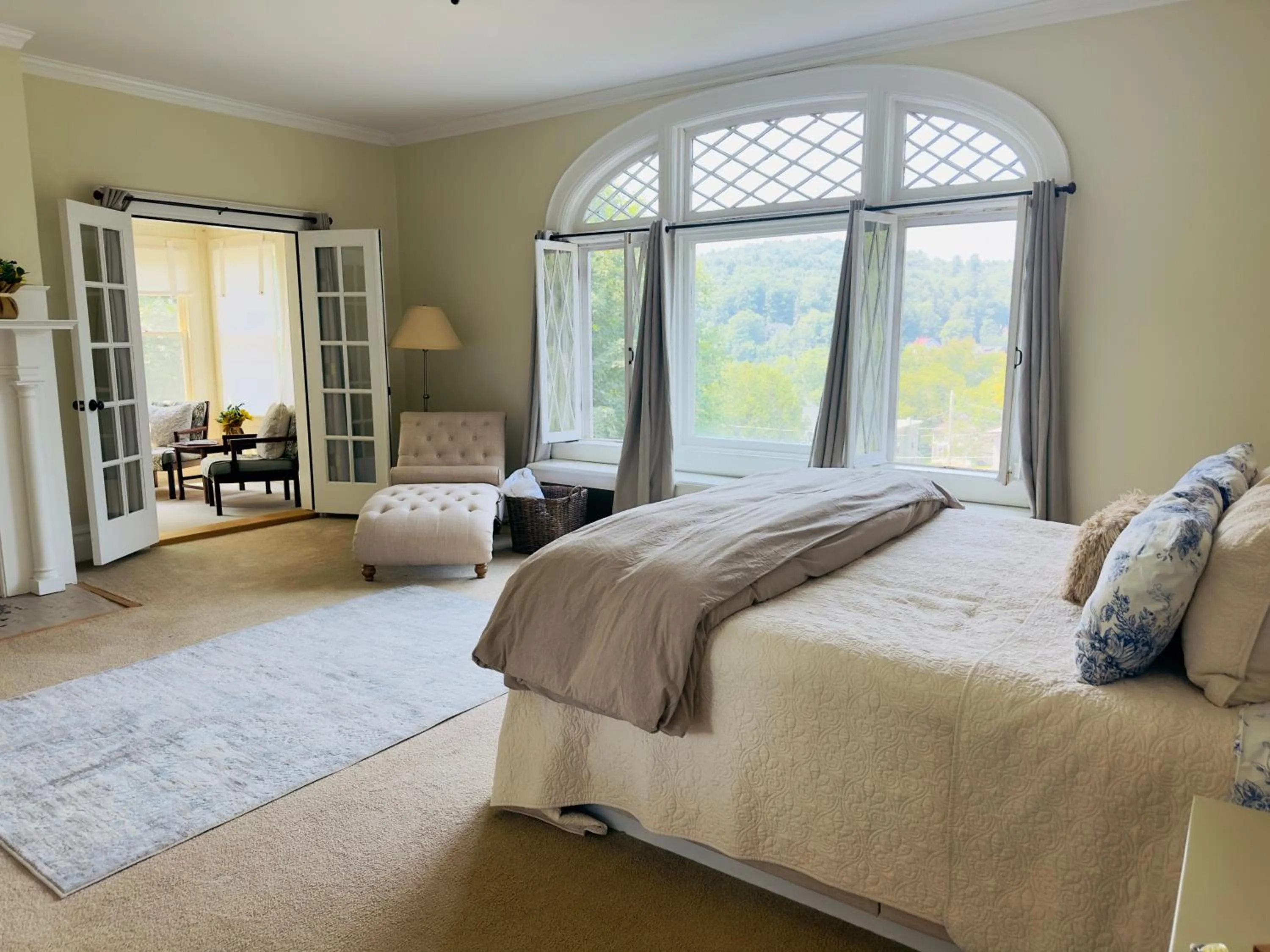 Bed in Franklin Manor Bed and Breakfast