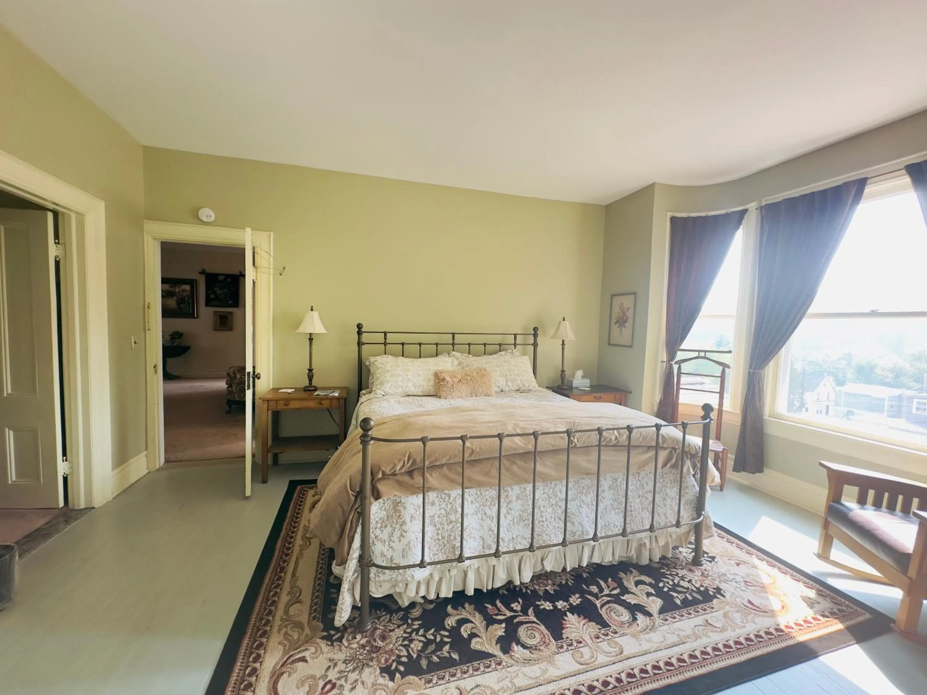 Bed in Franklin Manor Bed and Breakfast