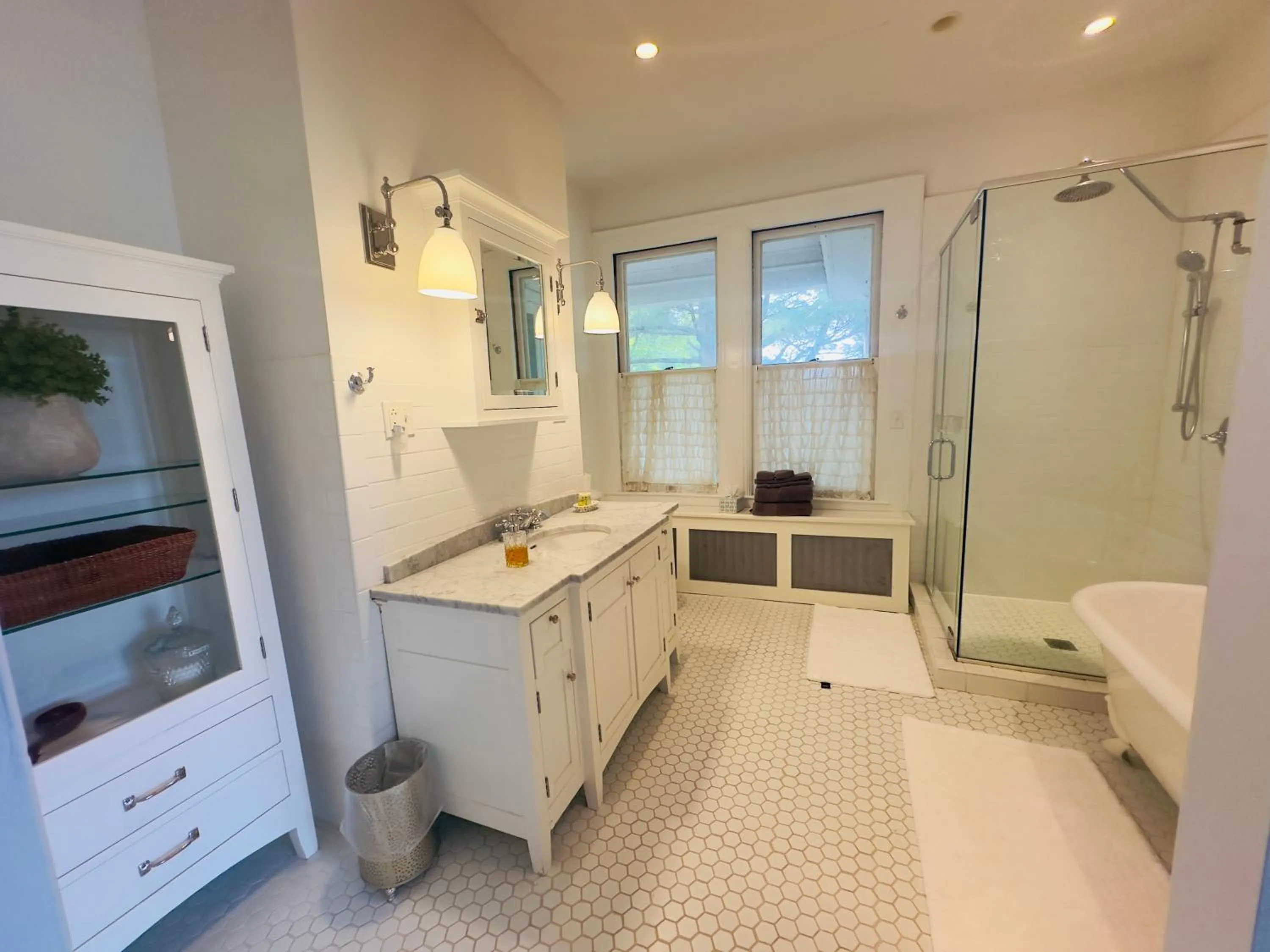 Shower in Franklin Manor Bed and Breakfast