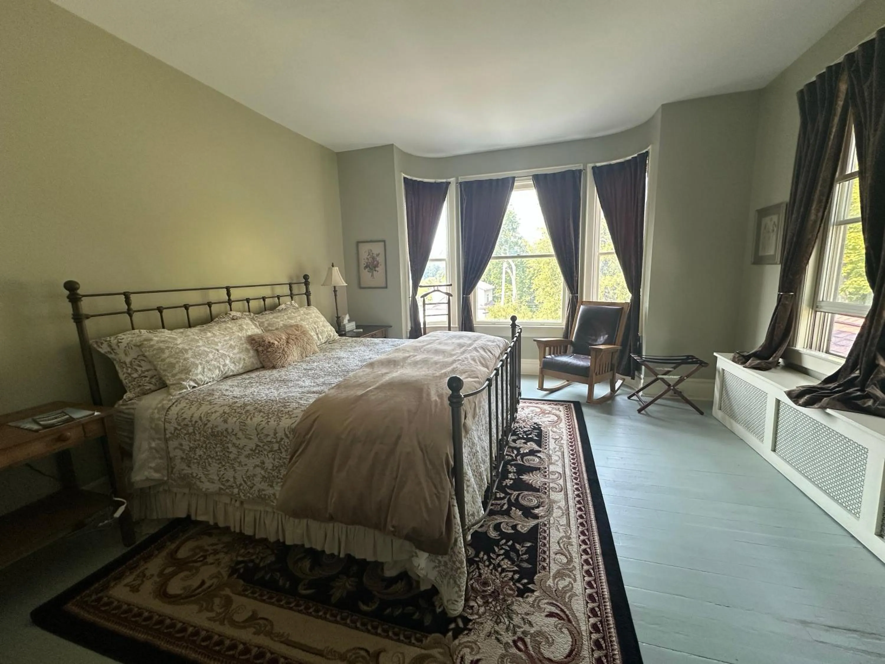 Bed in Franklin Manor Bed and Breakfast