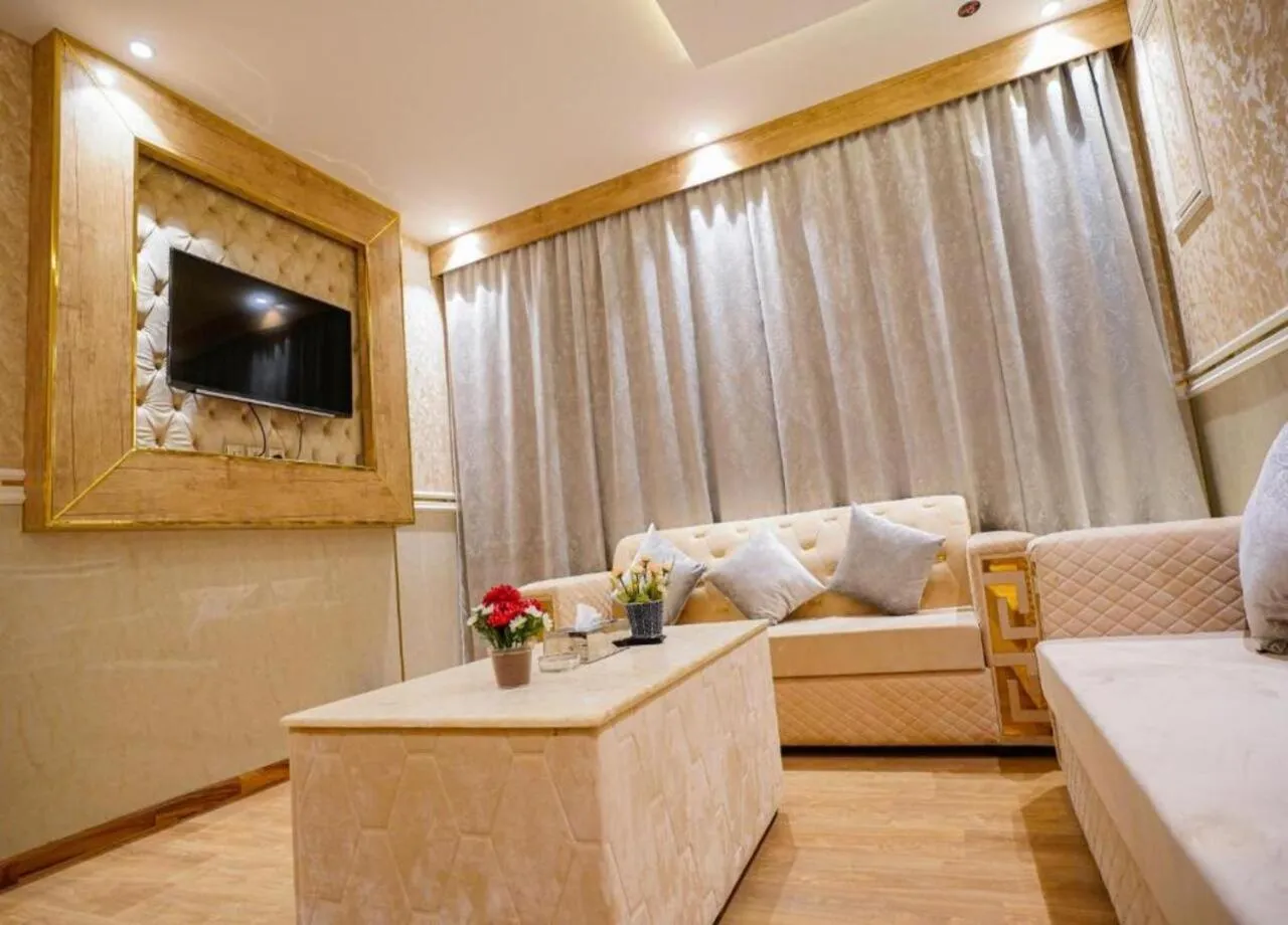 Seating area, Bed in لامبرت للشقق المخدومة