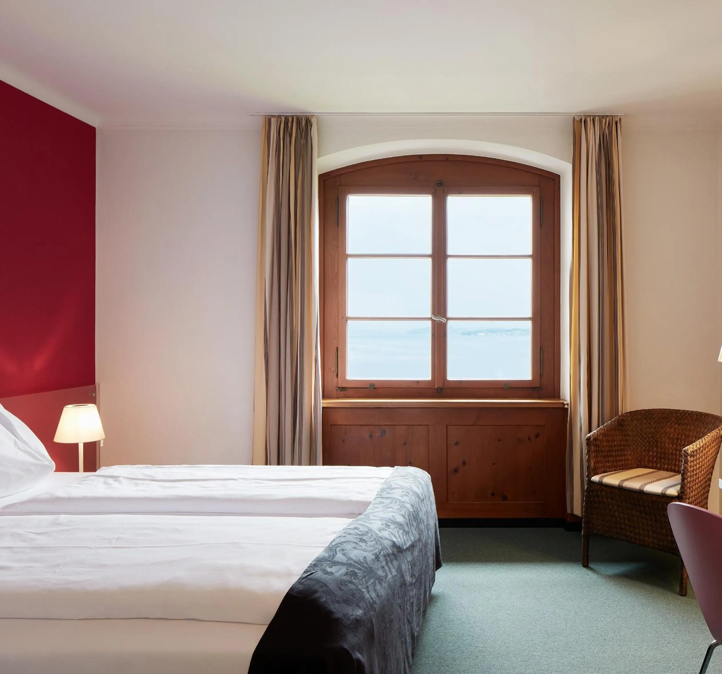 Photo of the whole room, Bed in See- und Seminarhotel FloraAlpina Vitznau