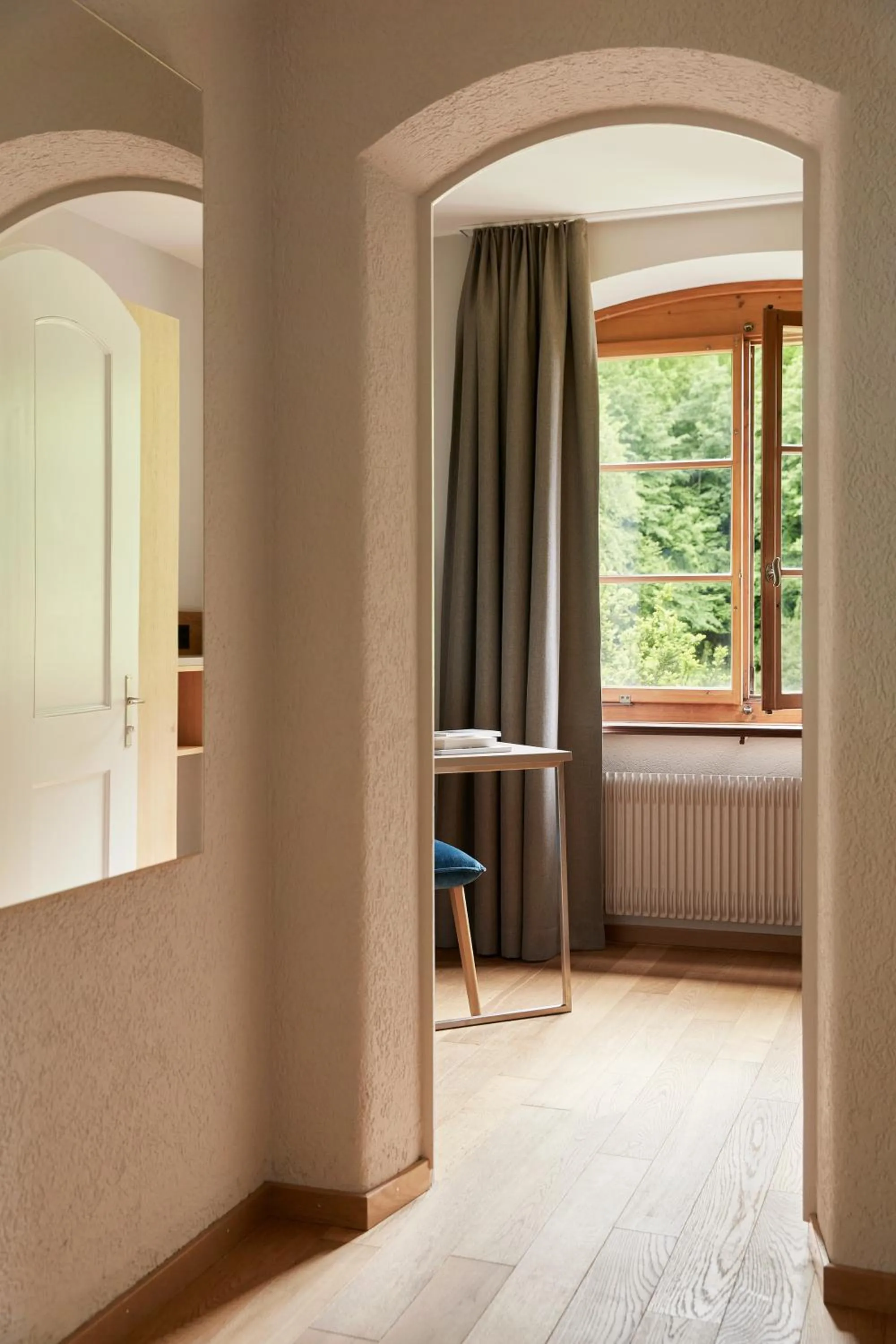 Photo of the whole room, Bed in See- und Seminarhotel FloraAlpina Vitznau