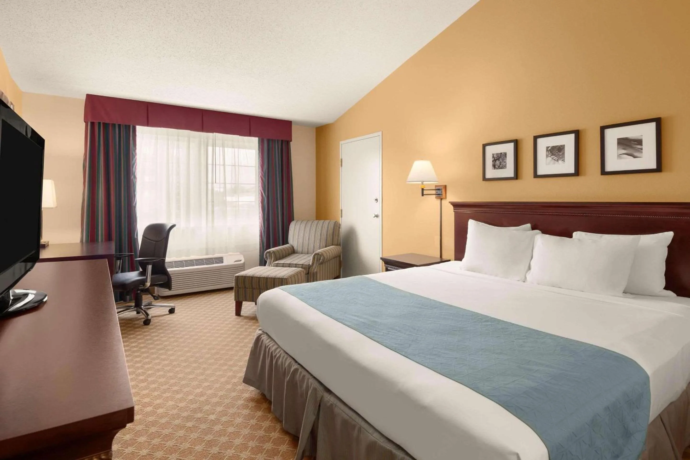 Bedroom, Bed in Country Inn & Suites by Radisson, Sioux Falls, SD