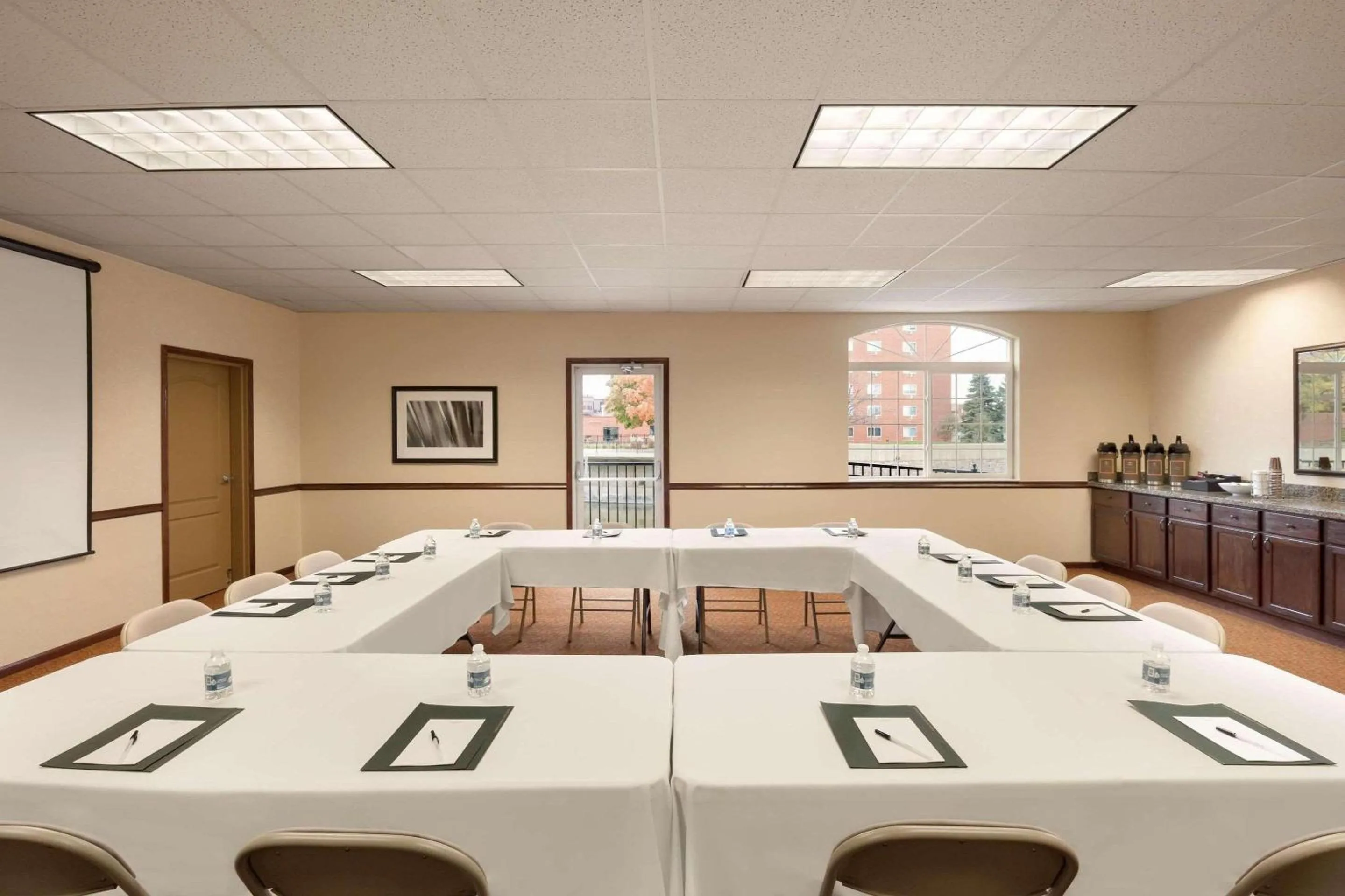 Meeting/conference room in Country Inn & Suites by Radisson, Sioux Falls, SD