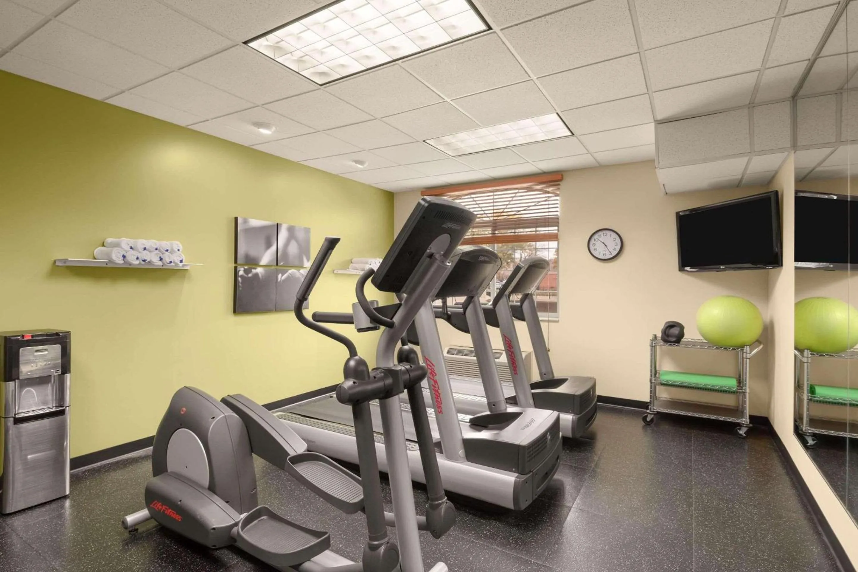 Fitness centre/facilities in Country Inn & Suites by Radisson, Sioux Falls, SD