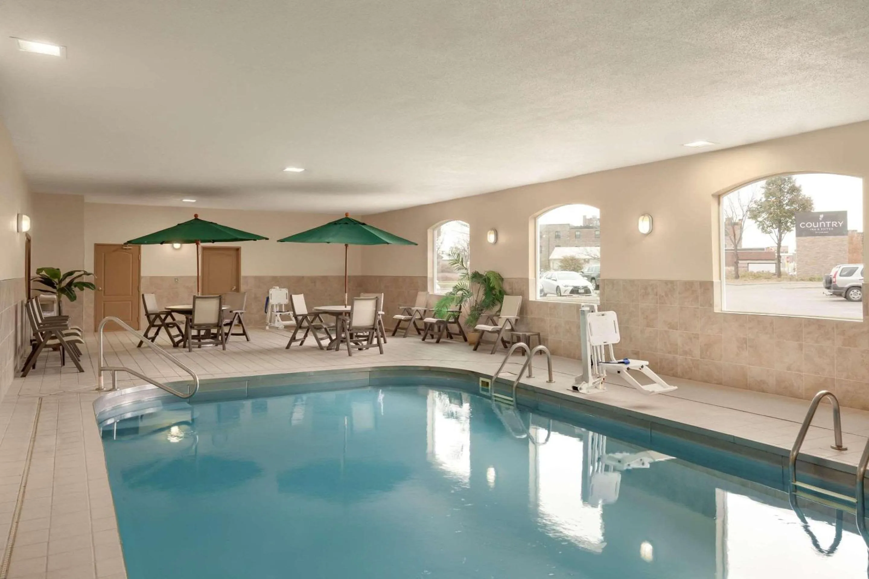 Swimming pool in Country Inn & Suites by Radisson, Sioux Falls, SD