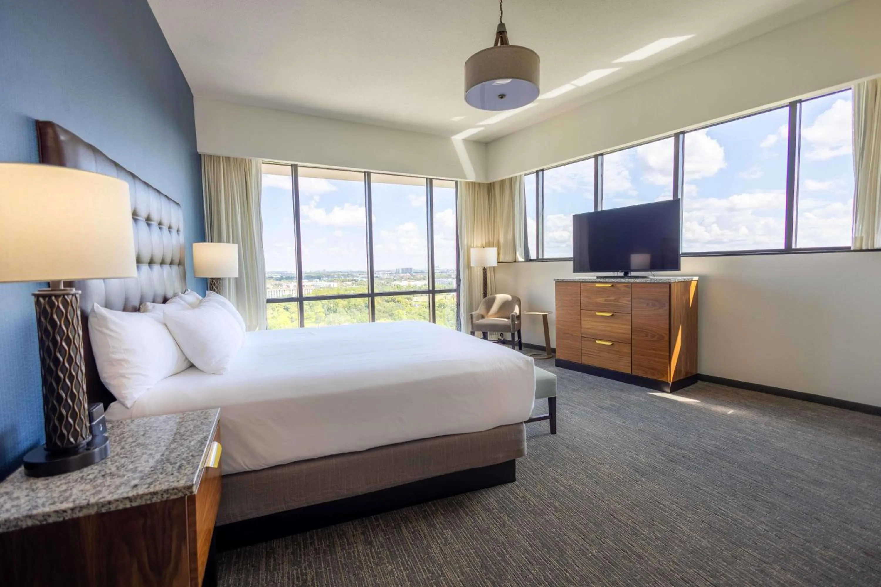 Bedroom, Bed in Drury Plaza Hotel Orlando - Disney Springs Area