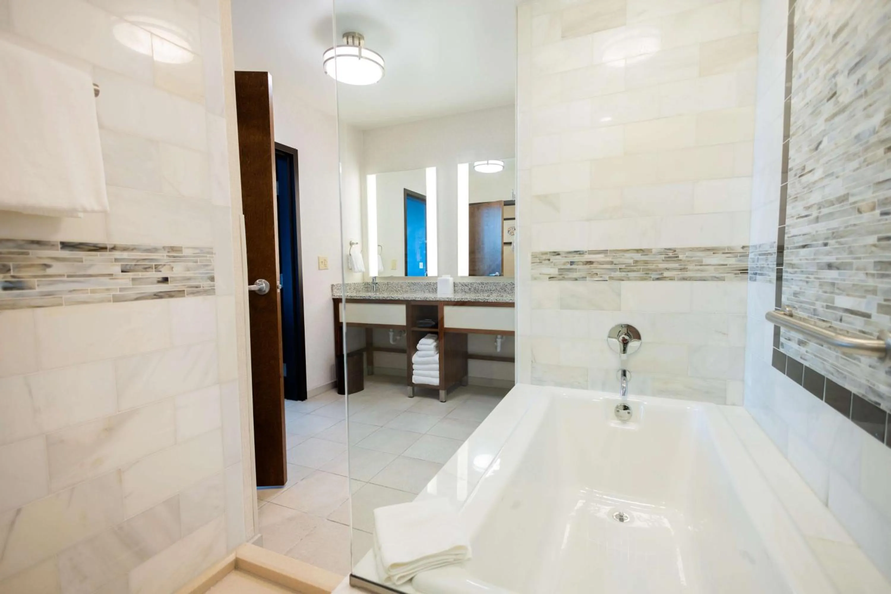 Bathroom in Drury Plaza Hotel Orlando - Disney Springs Area