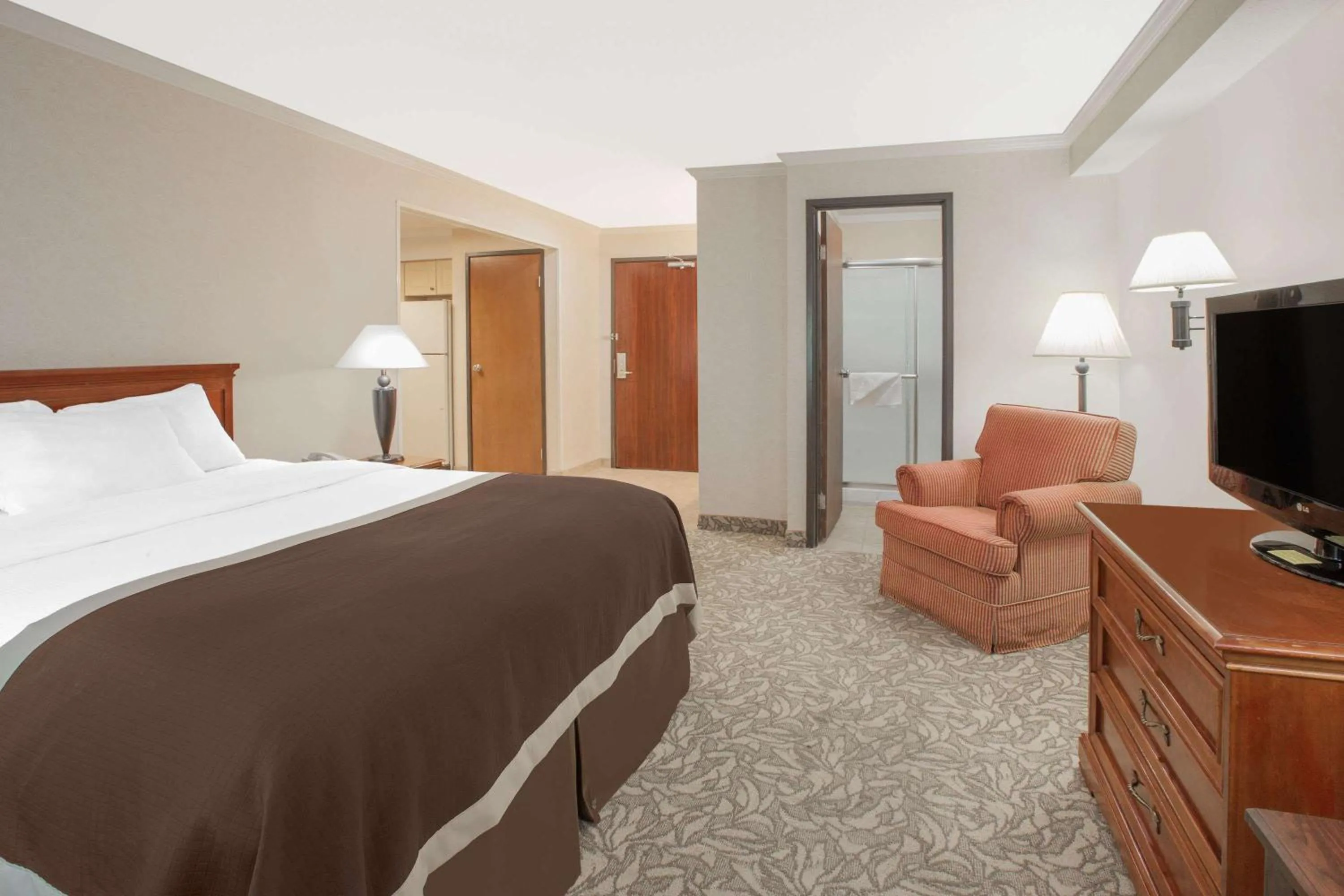 Photo of the whole room, Bed in Baymont by Wyndham Jackson