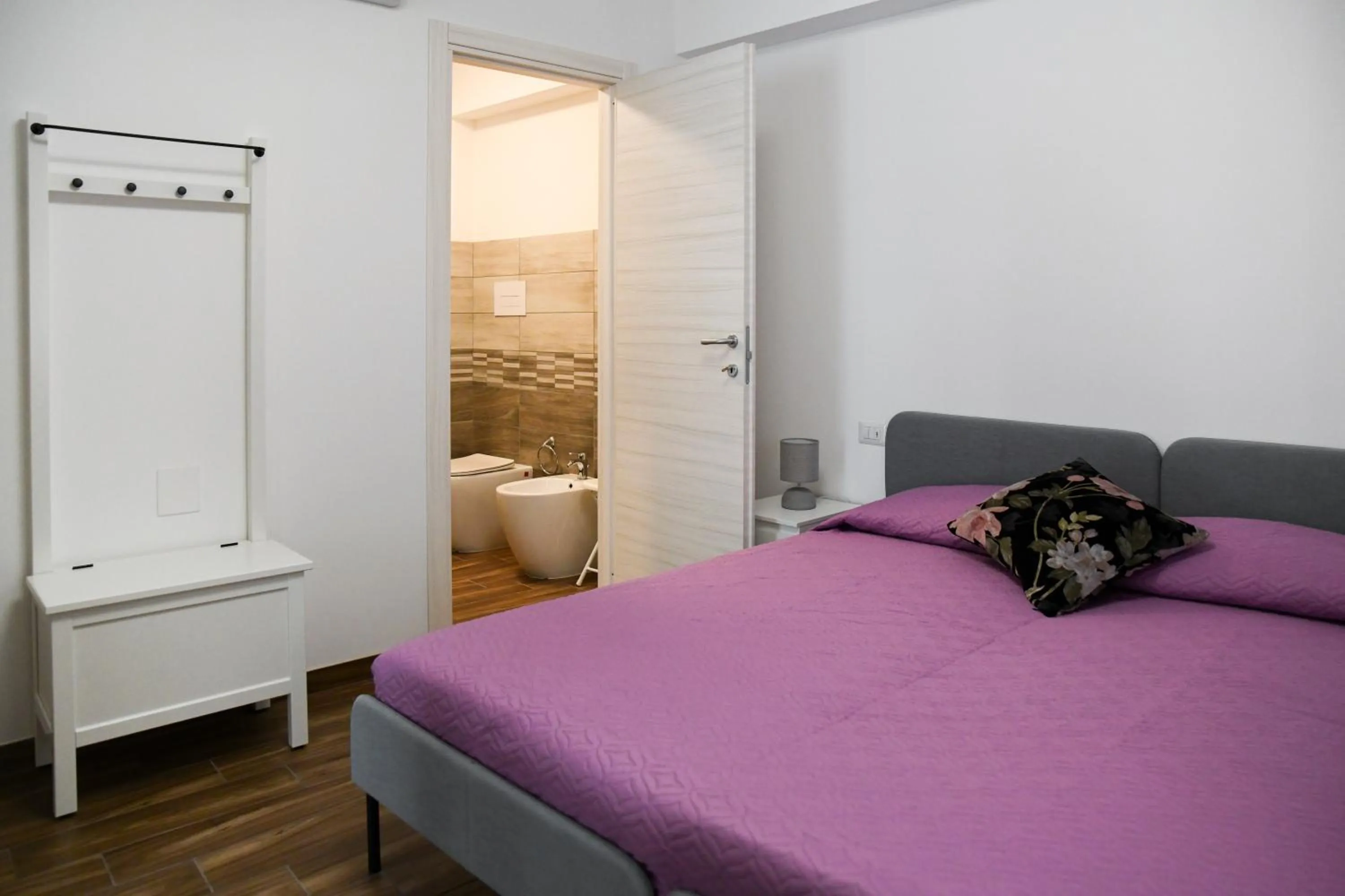 Photo of the whole room, Bed in ATHENA