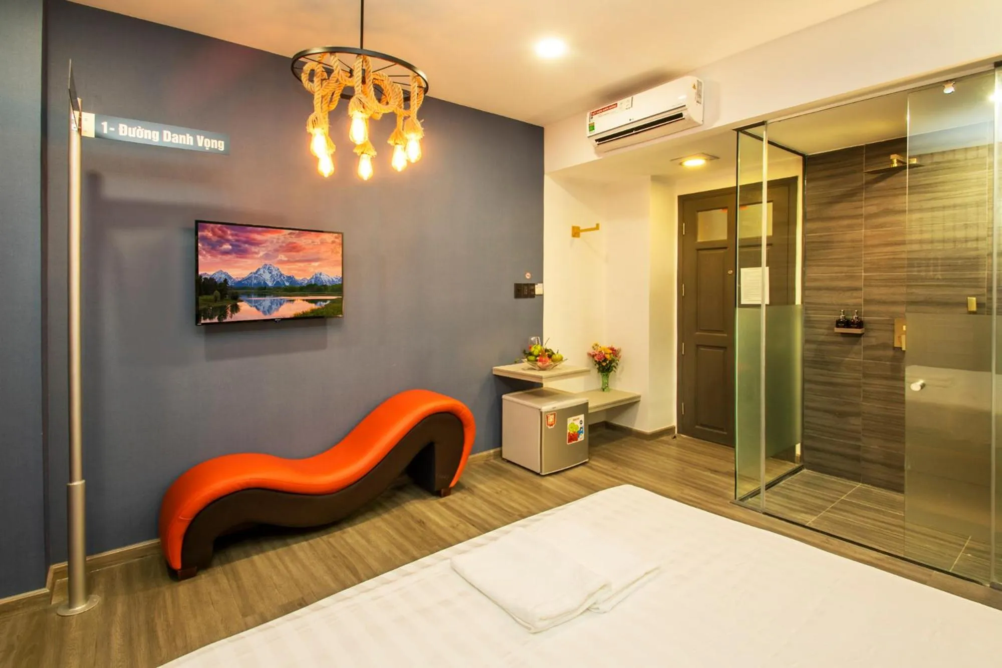 Seating area, Bed in EROS HOTEL 2 - Love Hotel