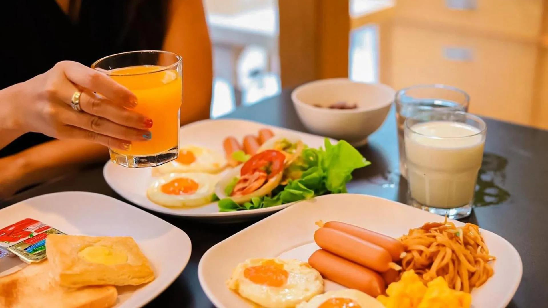 Food and drinks in The Riski Hotel at Bangphlat Station SHA