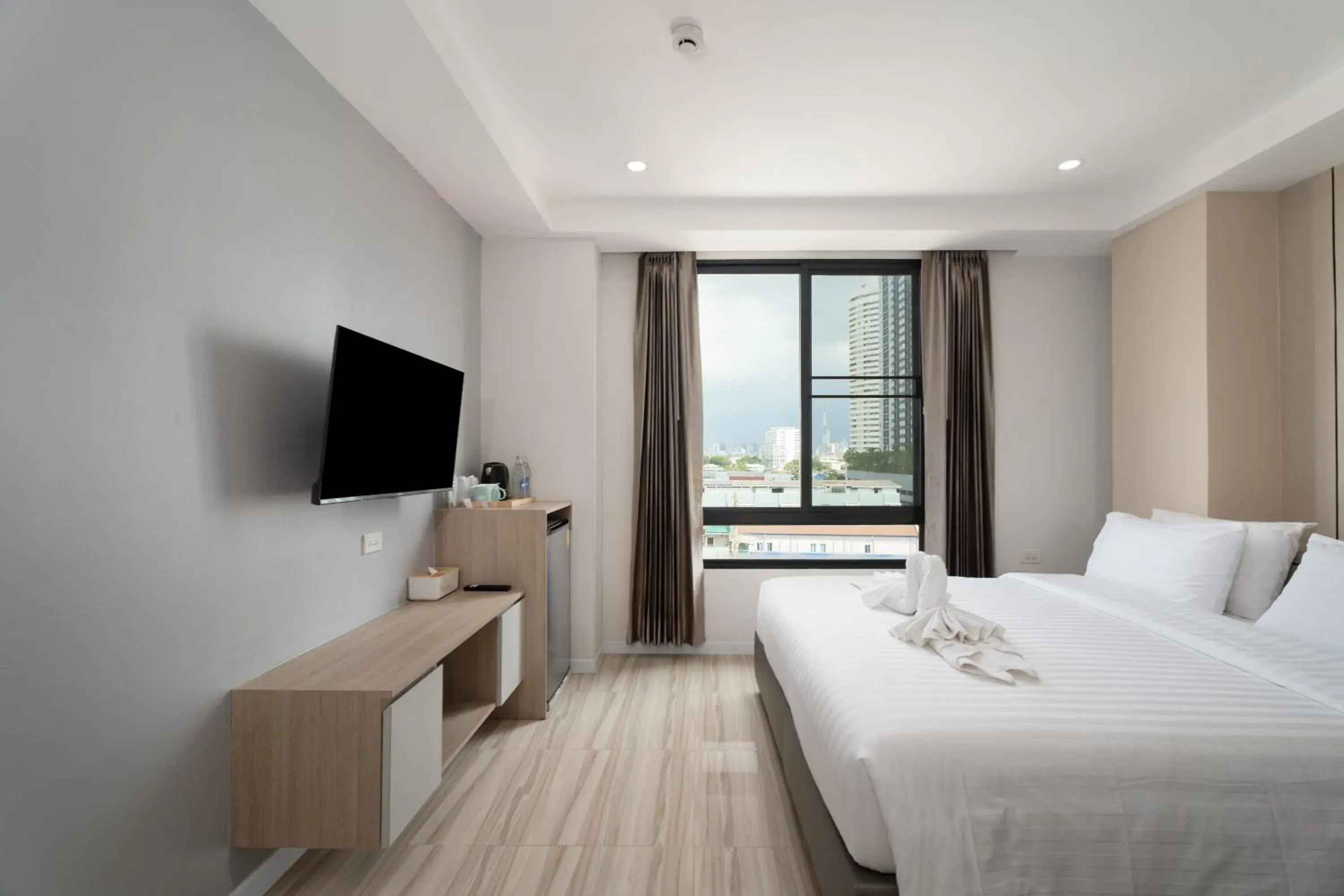 Superior Double High Floor in The Riski Hotel at Bangphlat Station SHA Superior Double High Floor in The Riski Hotel at Bangphlat Station SHA