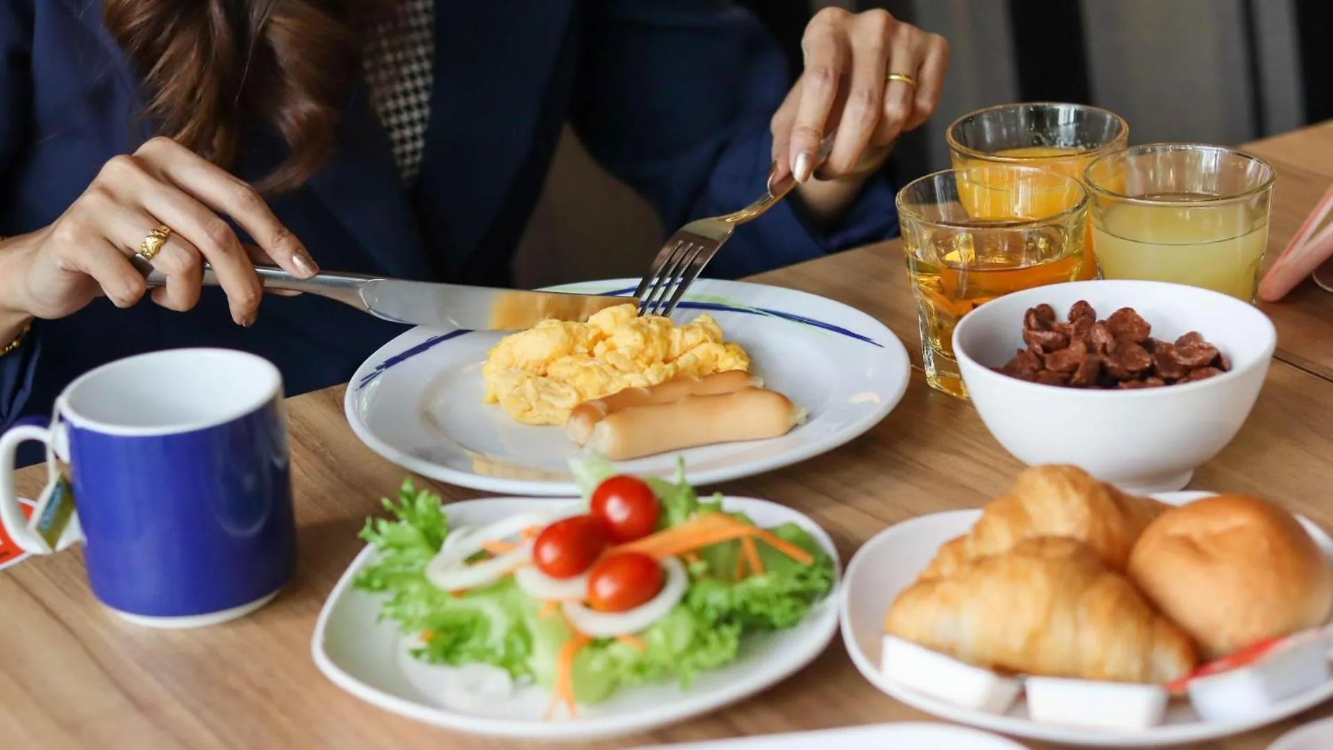 Food and drinks in The Riski Hotel at Bangphlat Station SHA