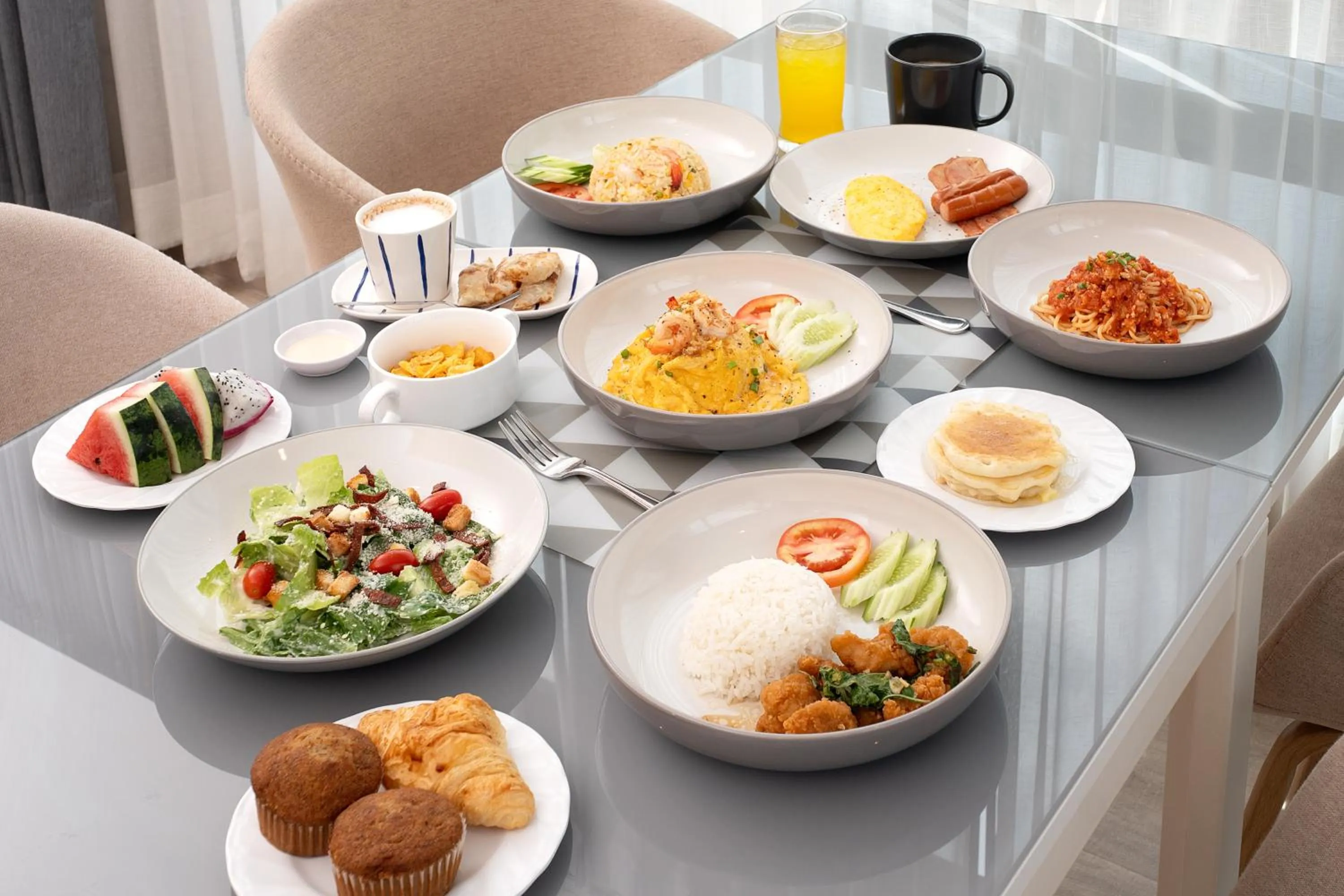 Food and drinks in The Riski Hotel at Bangphlat Station SHA