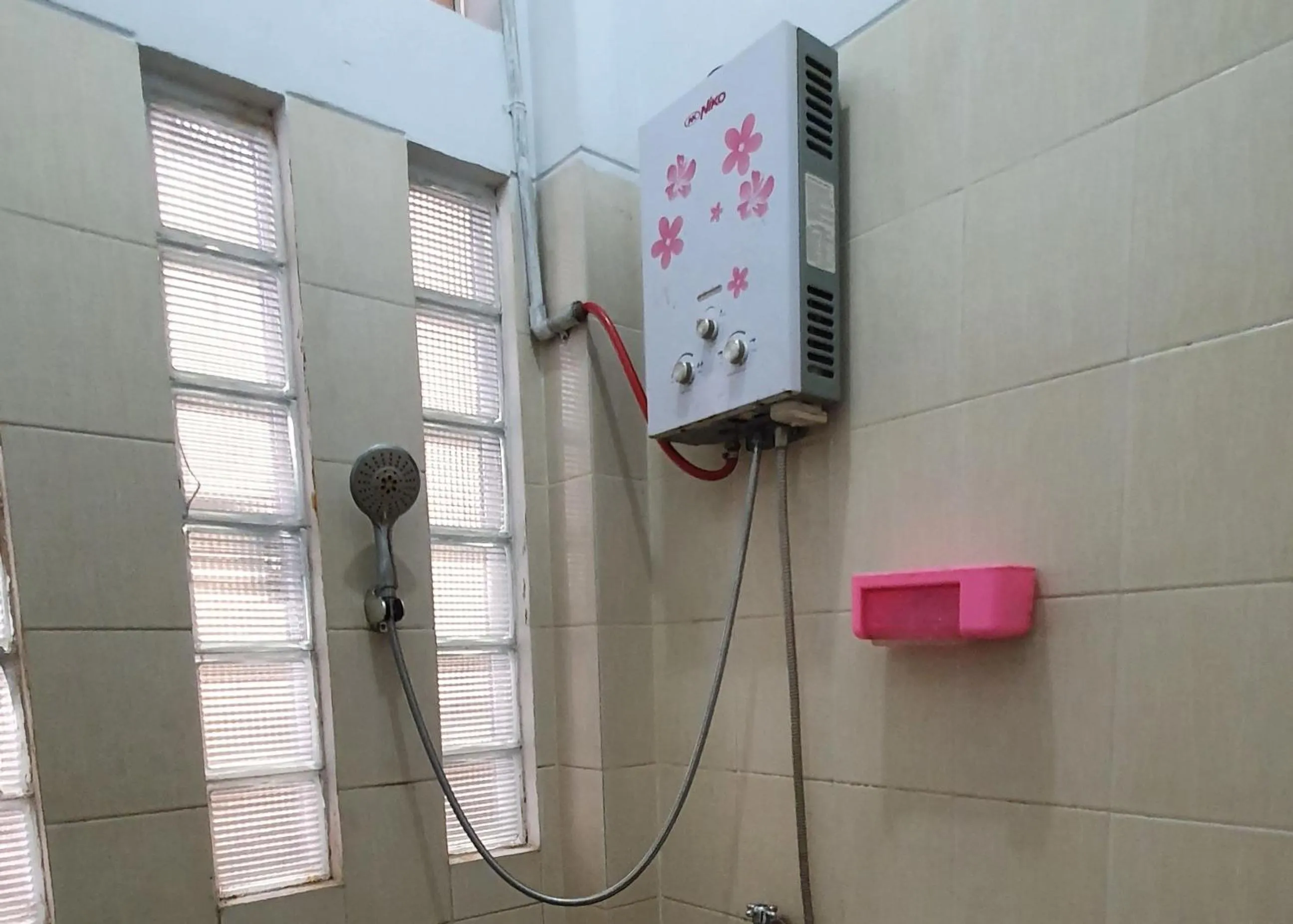 Bathroom in Anind Guest House near Museum Angkut Batu RedPartner