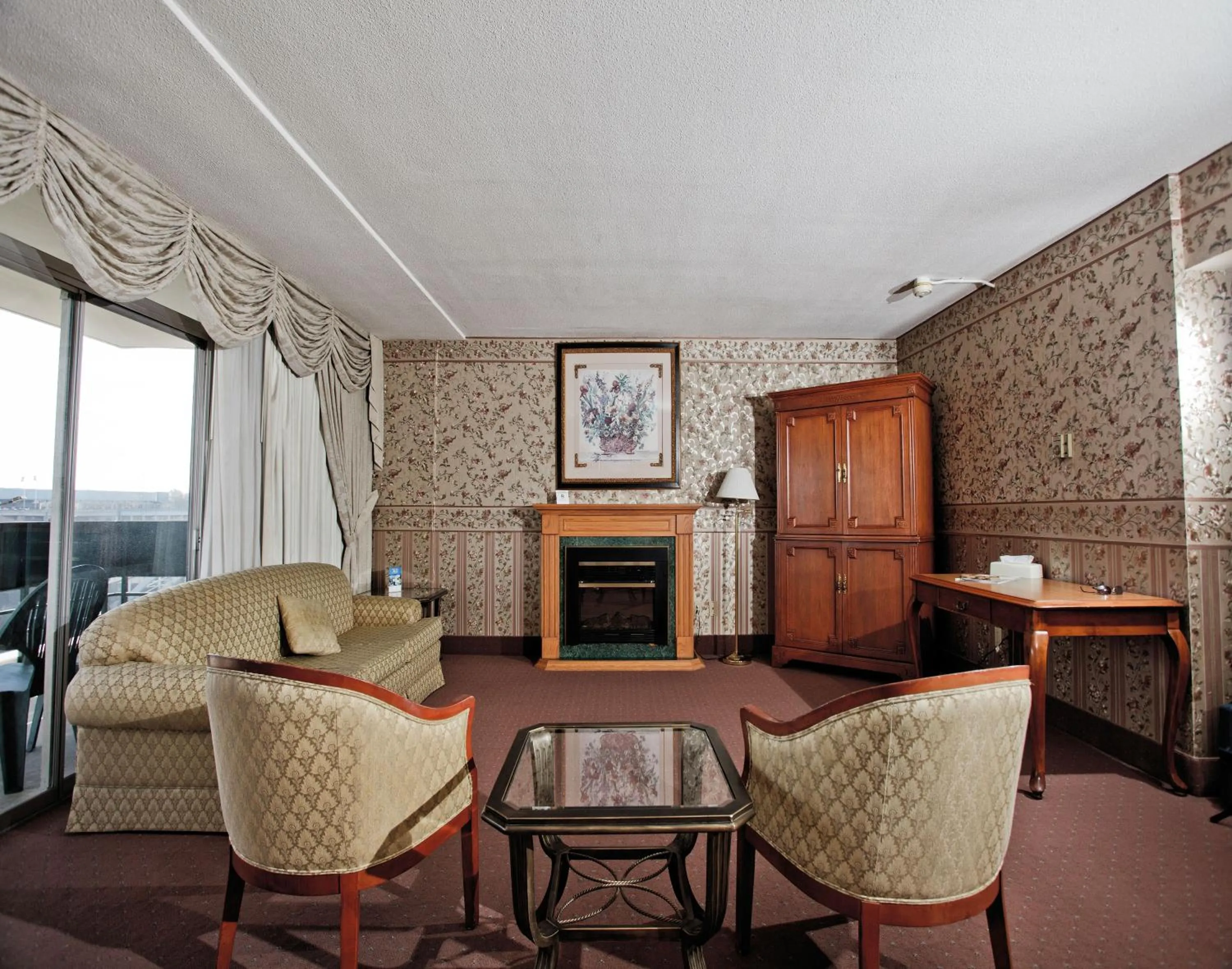 Photo of the whole room in Travelodge by Wyndham Niagara Falls Fallsview