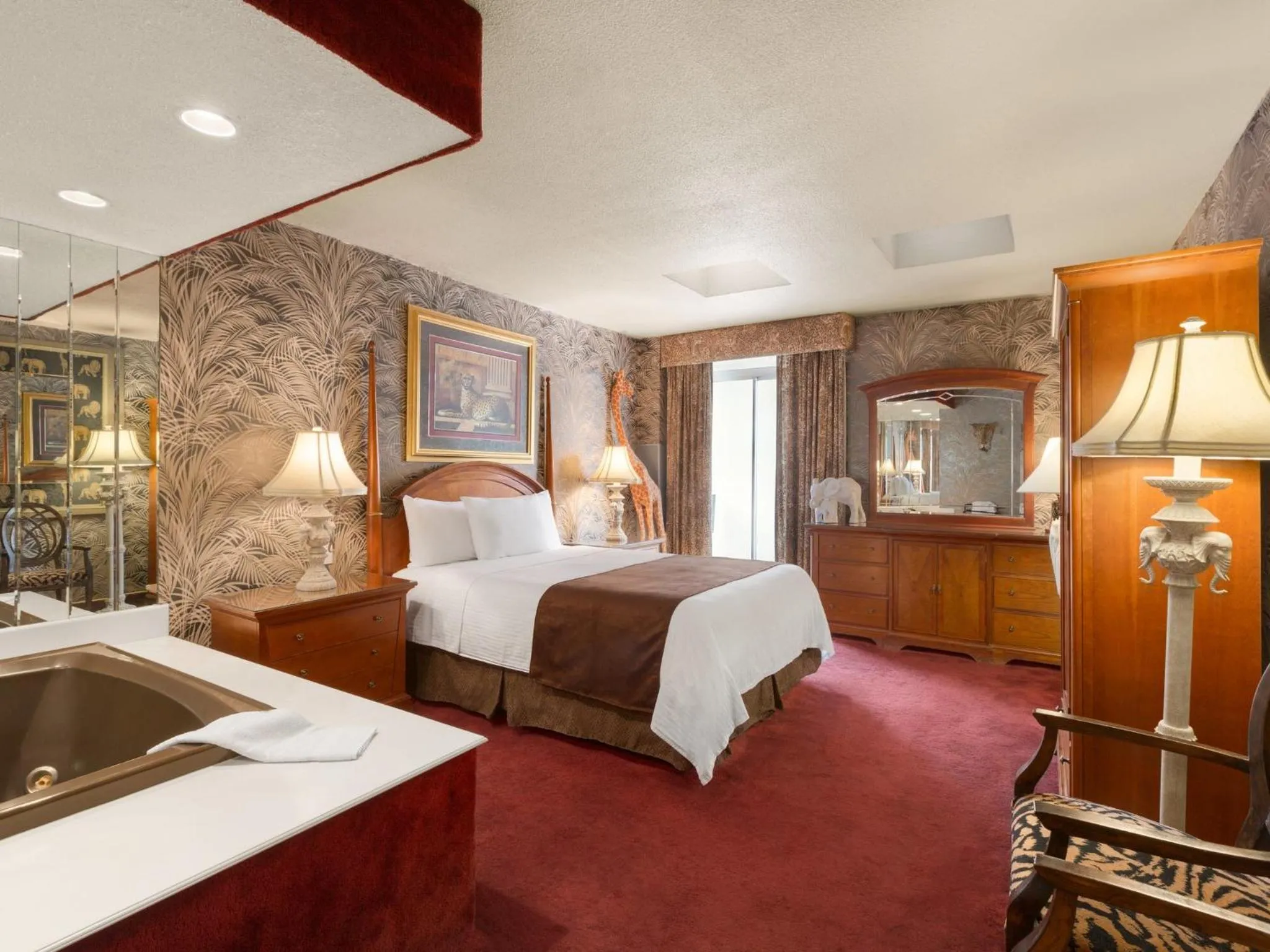 Photo of the whole room, Bed in Travelodge by Wyndham Niagara Falls Fallsview