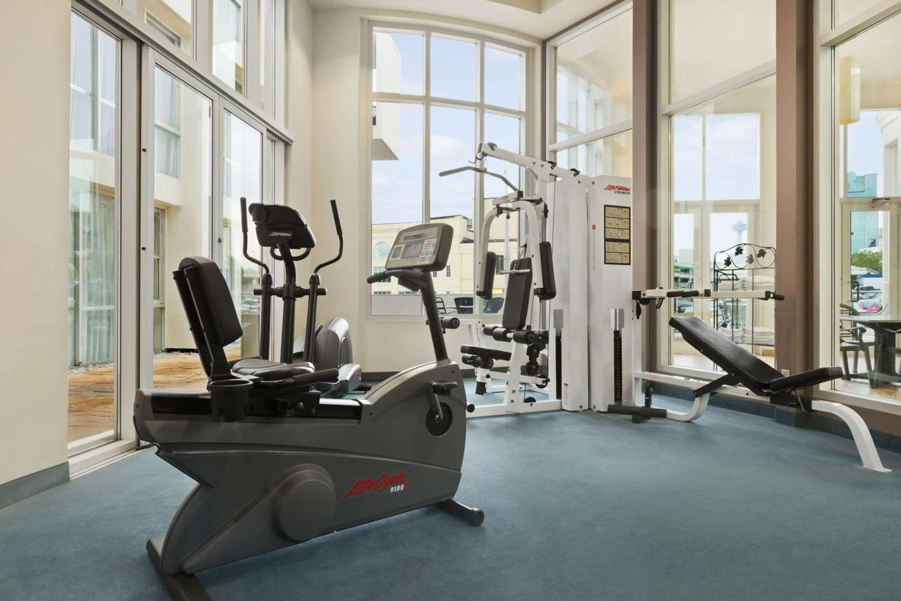 Fitness centre/facilities in Travelodge by Wyndham Niagara Falls Fallsview