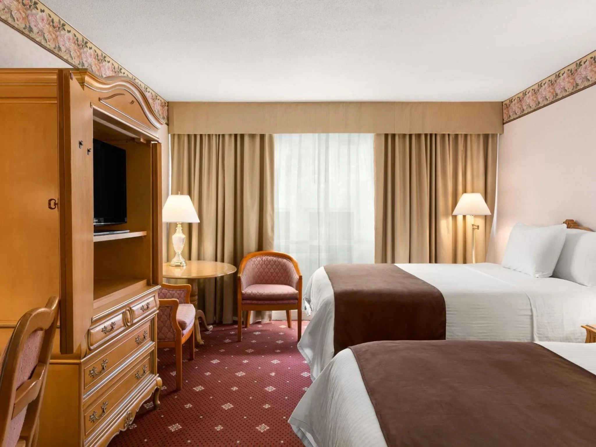 Photo of the whole room, Bed in Travelodge by Wyndham Niagara Falls Fallsview