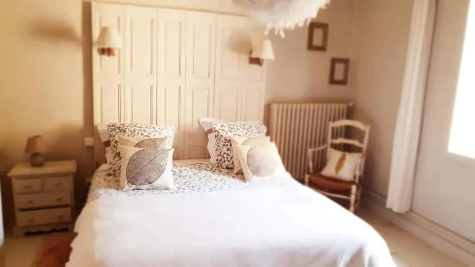 Photo of the whole room, Bed in Le 4 Feuilles en.Camargue