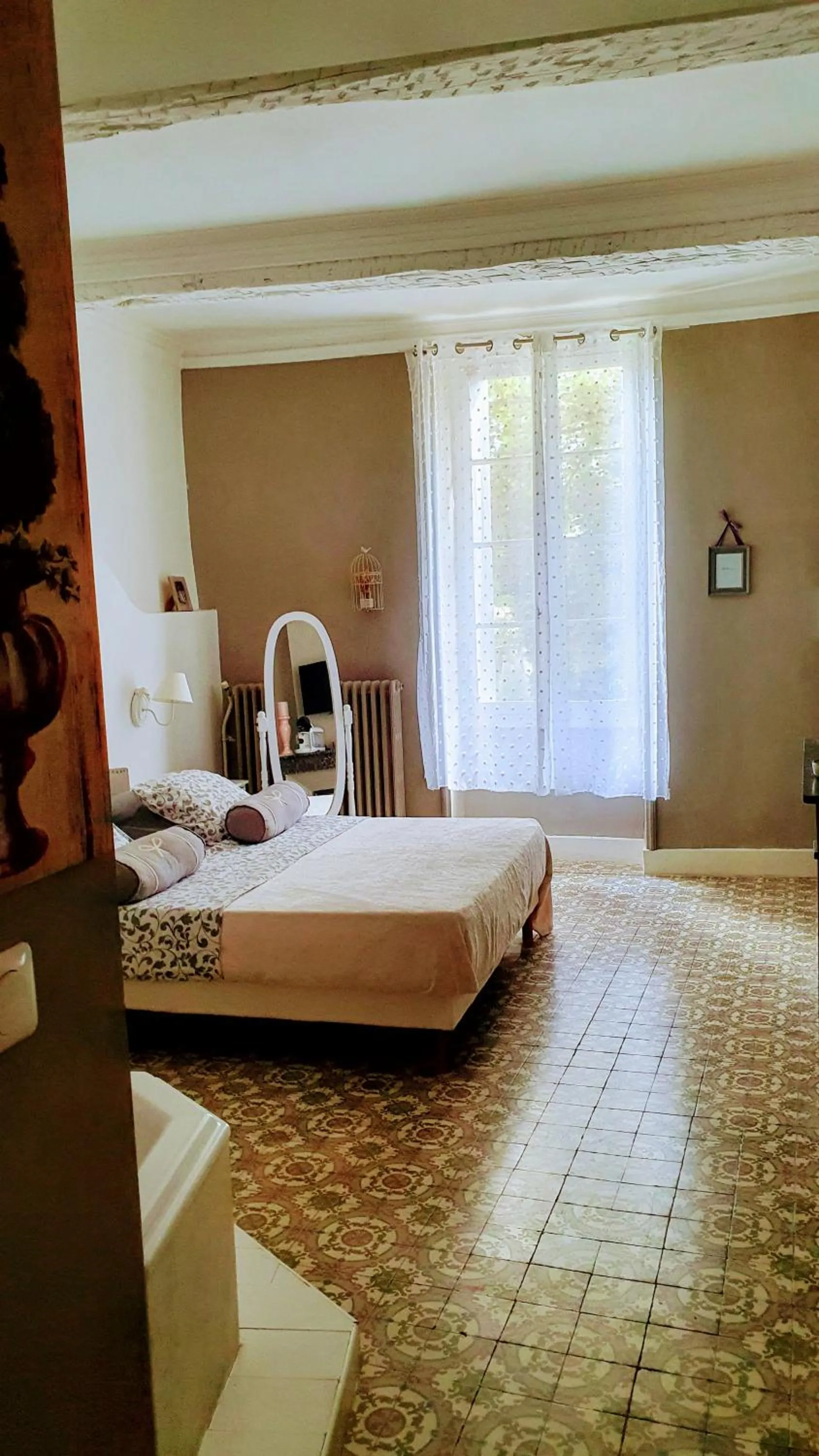 Photo of the whole room, Bed in Le 4 Feuilles en.Camargue