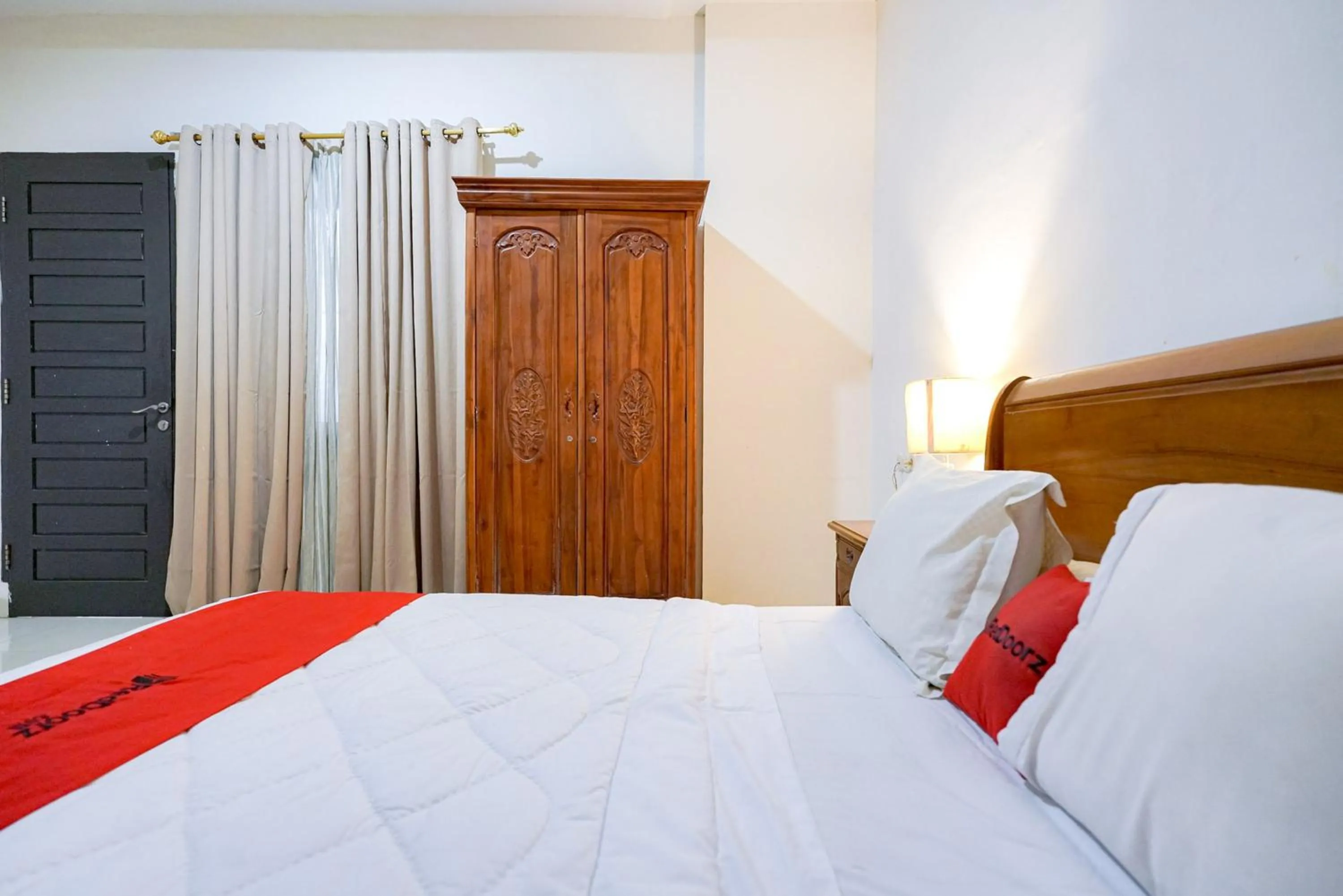 Bedroom, Bed in RedDoorz @ Avros Guest House Medan