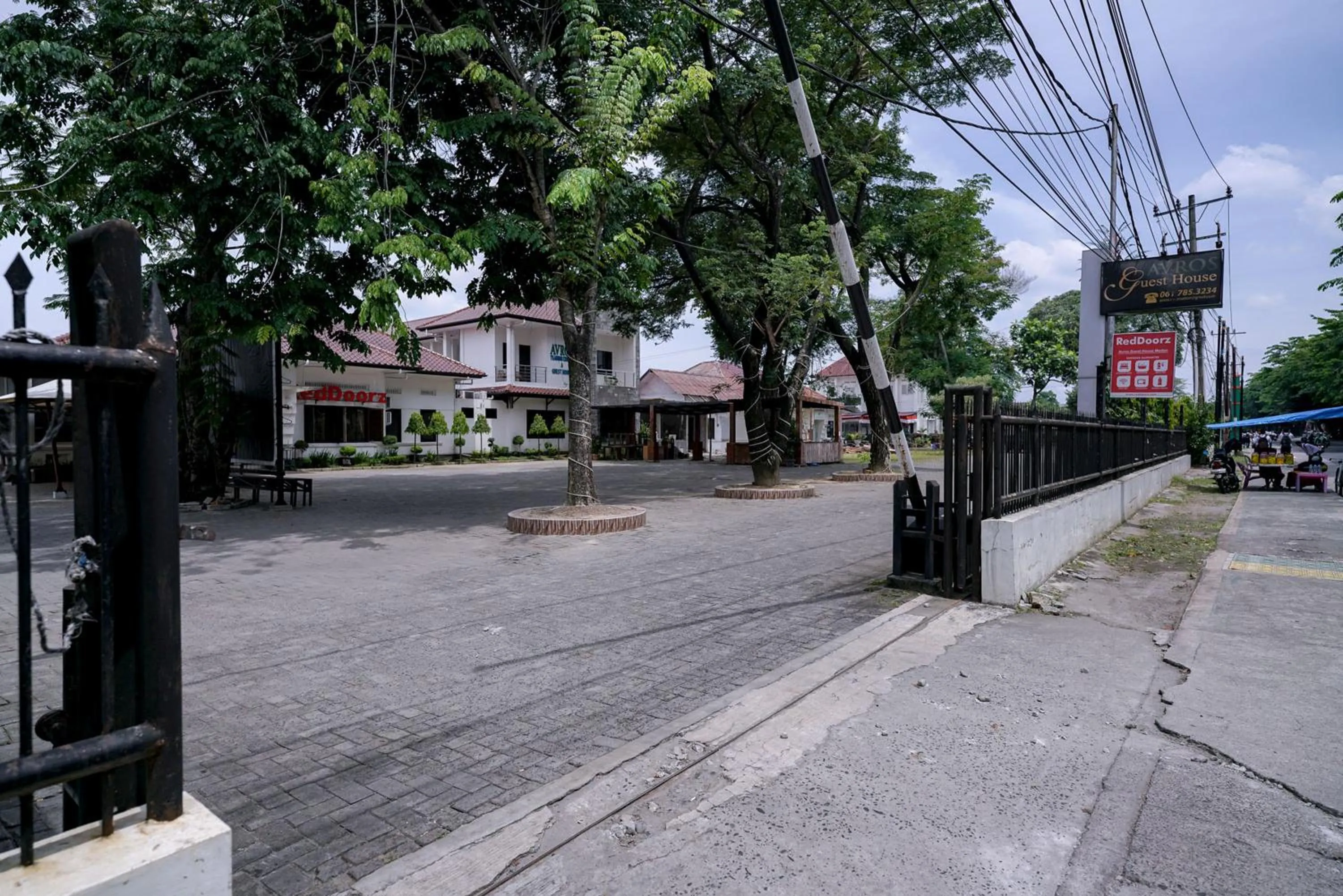 Property building in RedDoorz @ Avros Guest House Medan