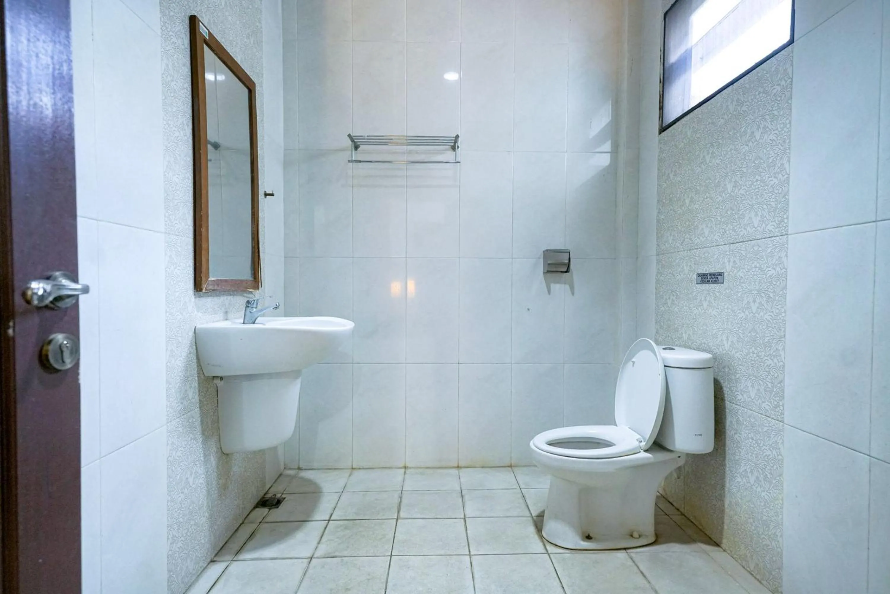 Bathroom in RedDoorz @ Avros Guest House Medan