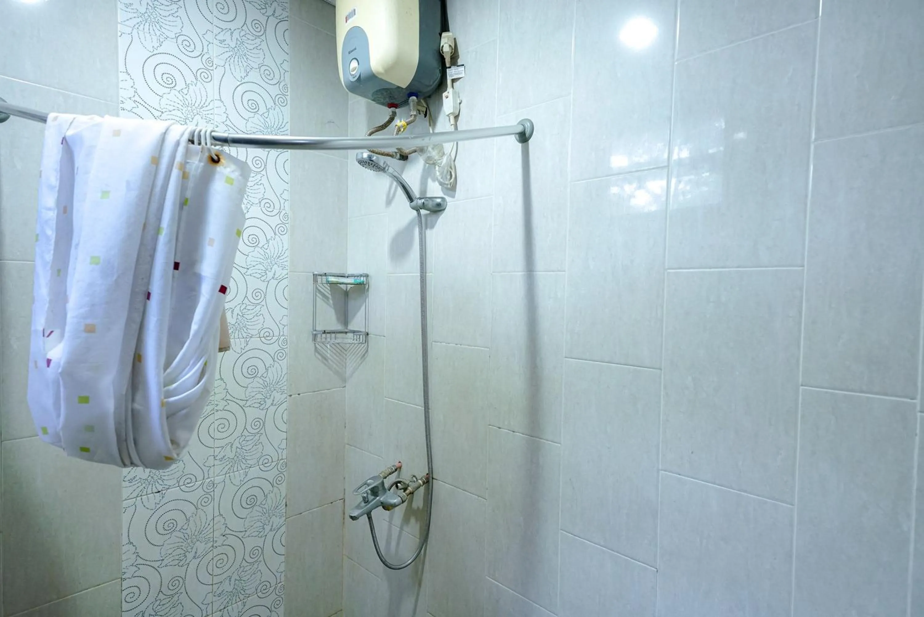 Bathroom in RedDoorz @ Avros Guest House Medan