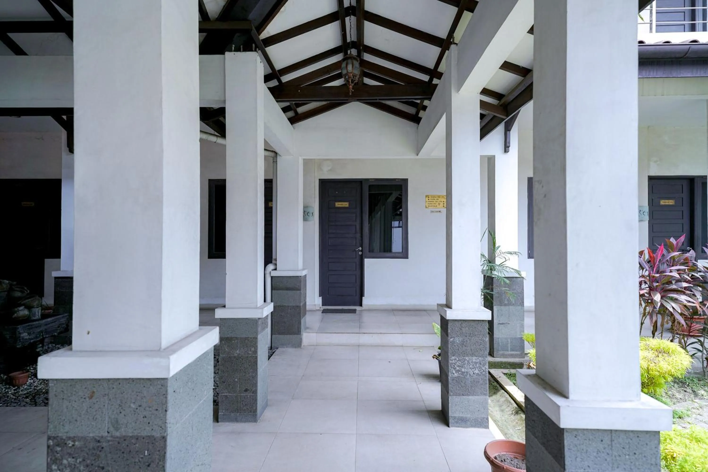 Property building in RedDoorz @ Avros Guest House Medan