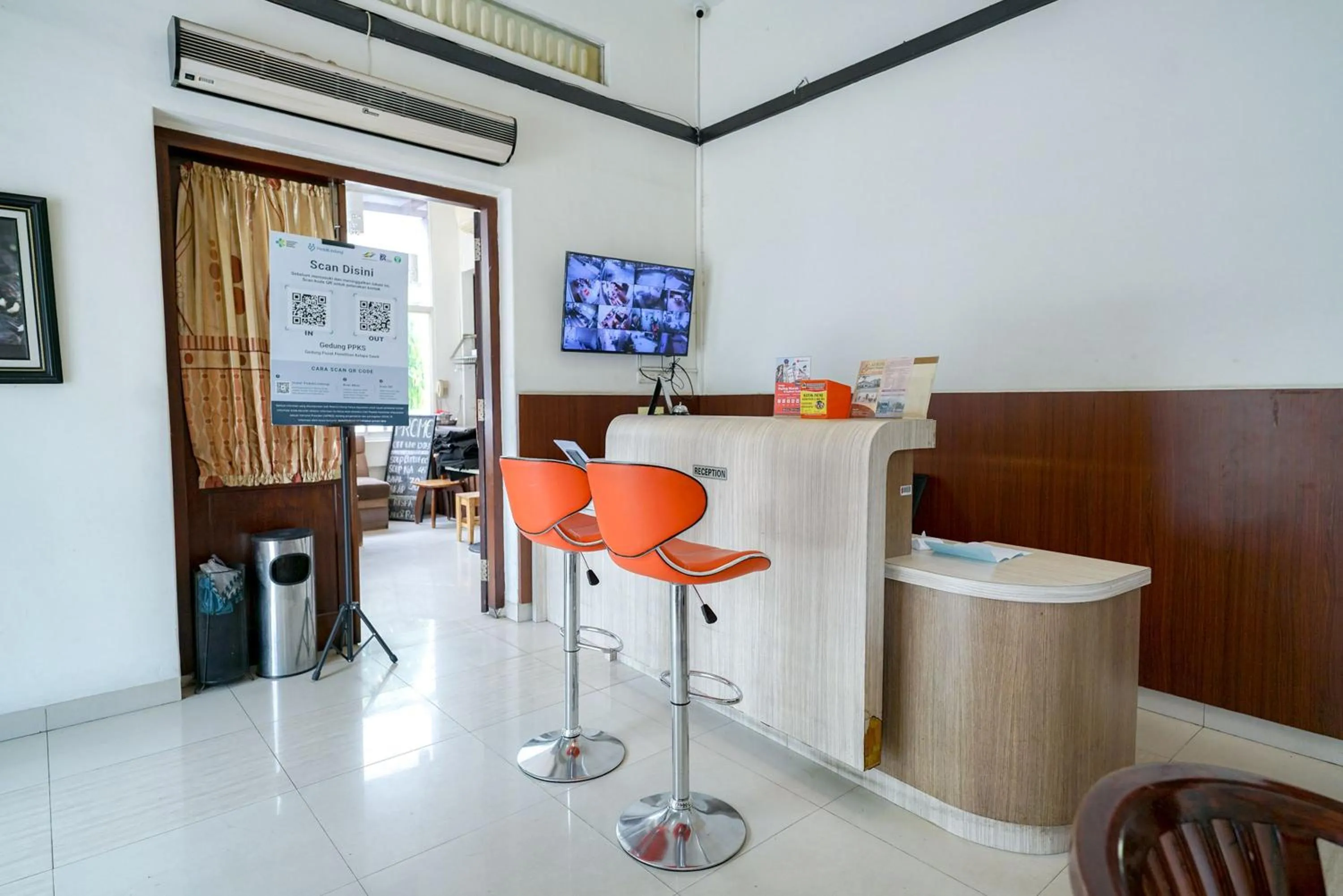 Lobby or reception in RedDoorz @ Avros Guest House Medan