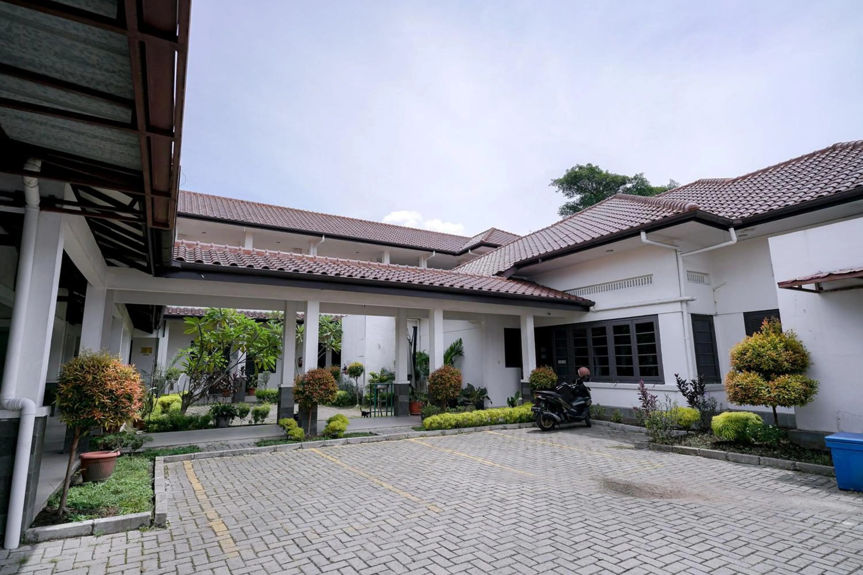 Property building in RedDoorz @ Avros Guest House Medan