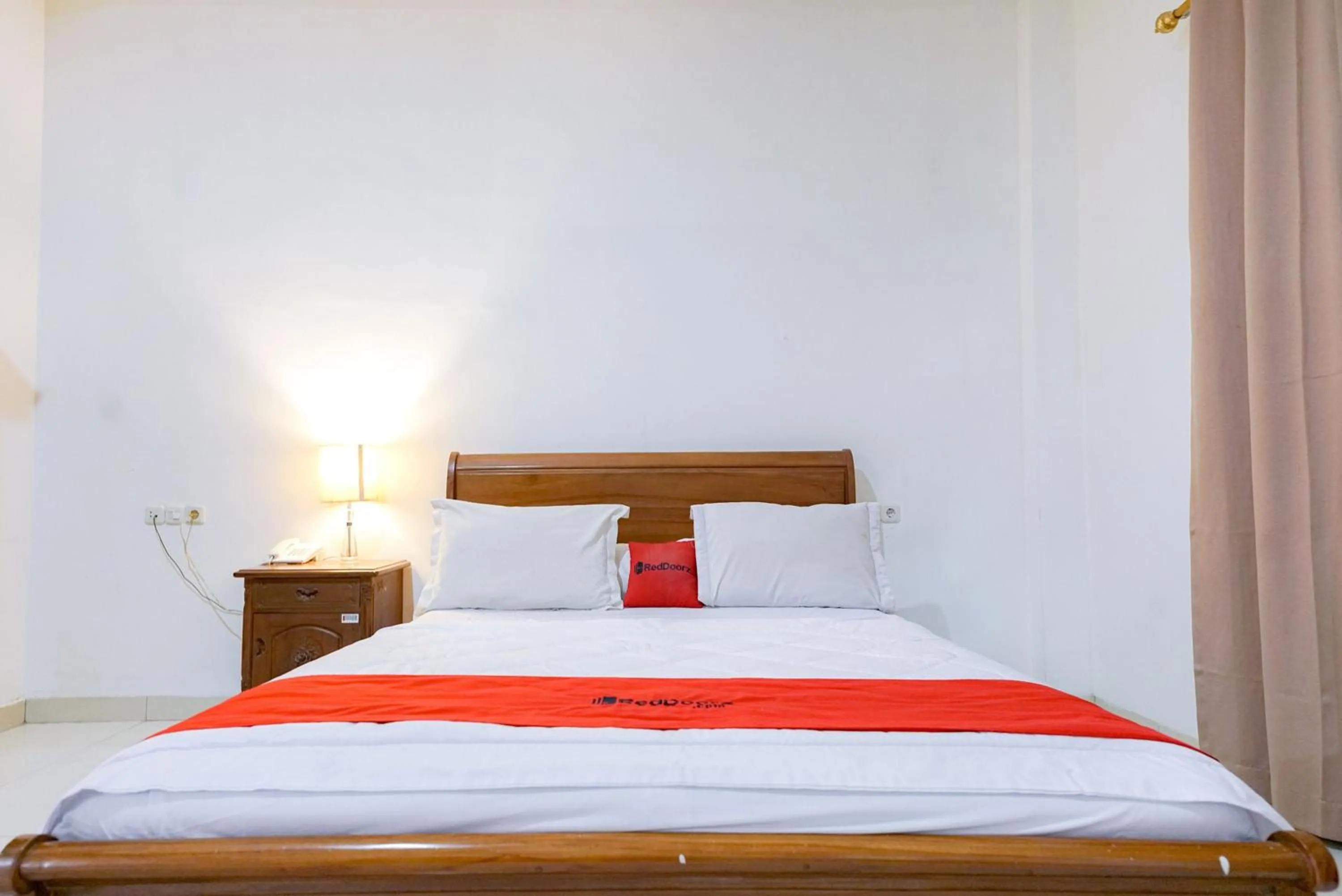 Bedroom, Bed in RedDoorz @ Avros Guest House Medan